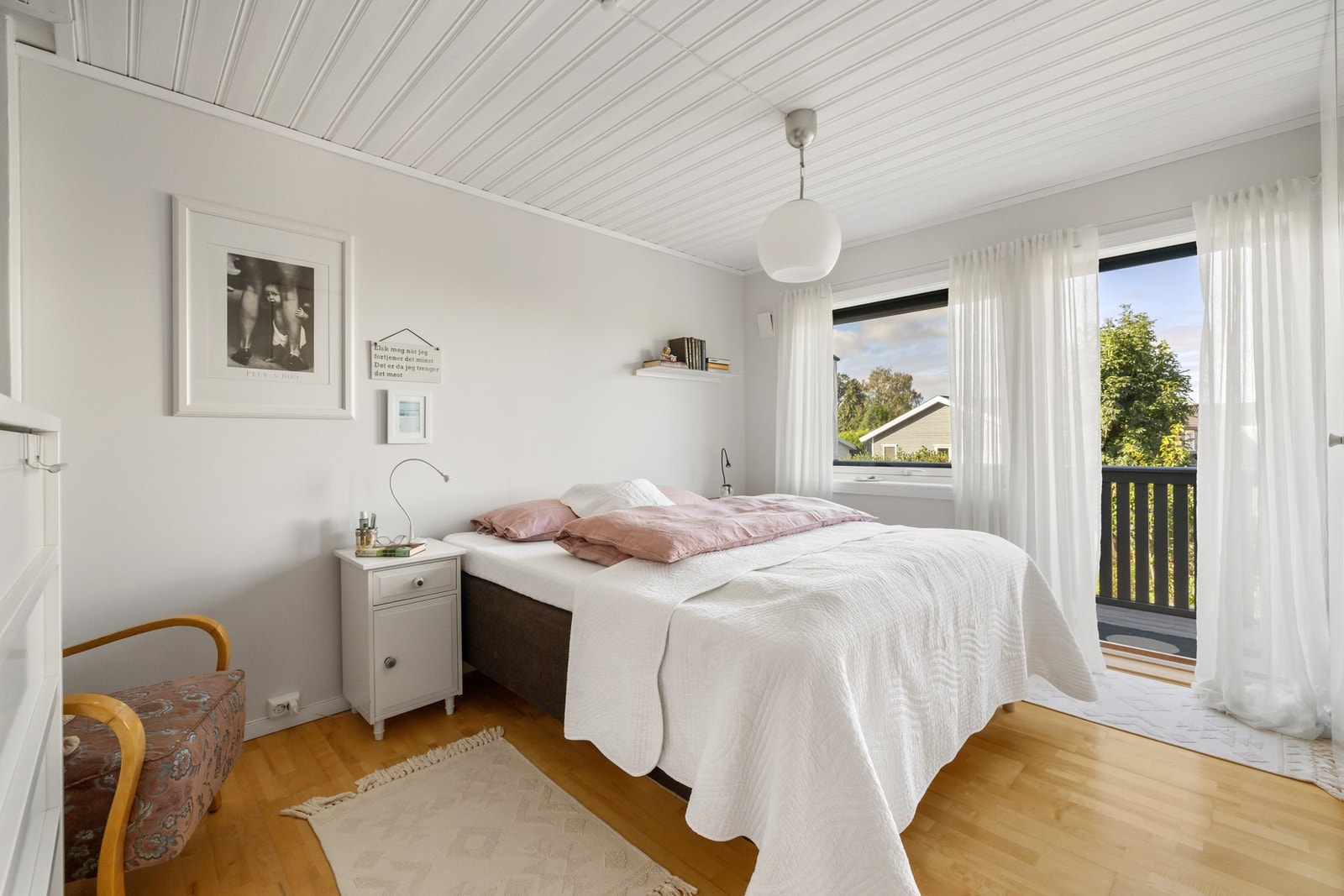 Hovedsoverommet har egen balkong. Det nytes ekstra som sommeren når man kan lufte med åpen dør. Galleribilde