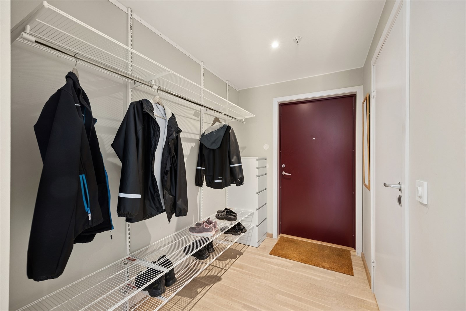 Entré med praktisk oppheng og plass til oppbevaring Galleribilde