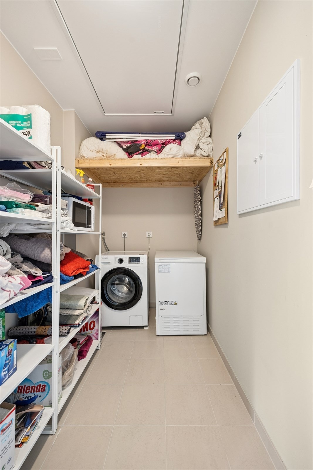 Eget vaskerom med både vaskemaskin og tørketrommel, samt gode hylløsninger som gir orden og funksjonalitet i hverdagen. Galleribilde