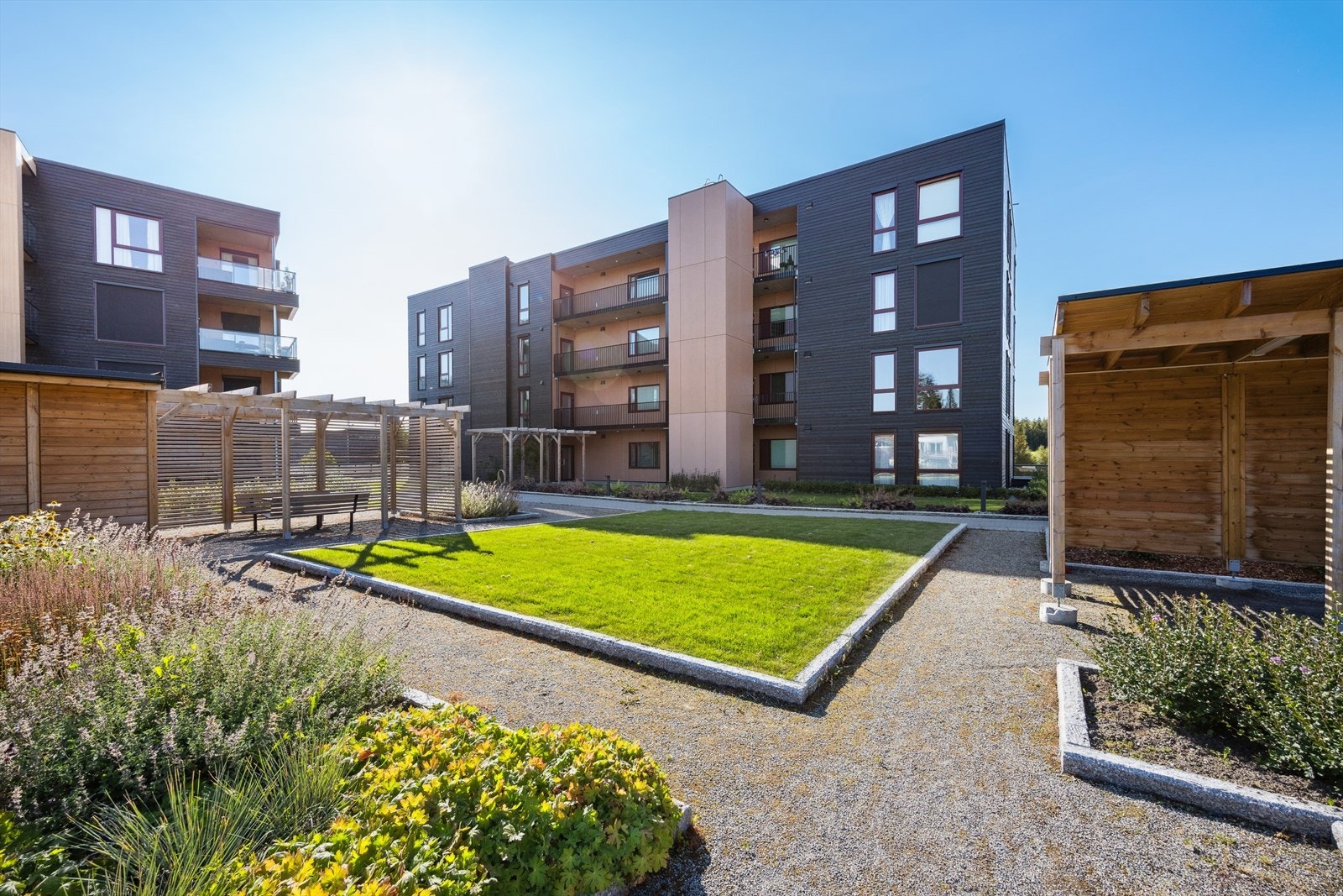 Sameiet har flotte fellesområder med sitteplasser, lekeplass, sykkelstativ og diverse beplantning Galleribilde