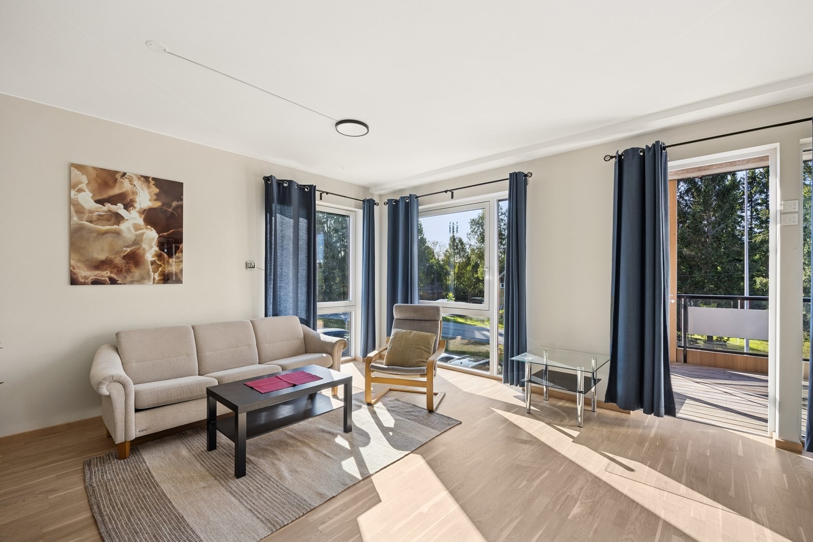 Lys og romslig stue Galleribilde