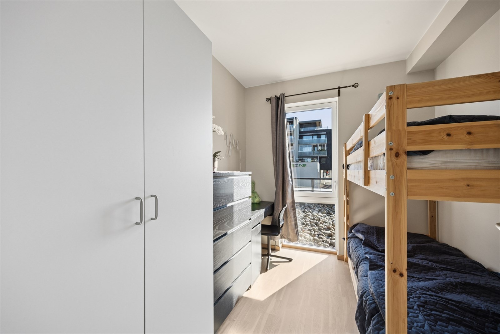 Soverom 2 med garderobeskap Galleribilde