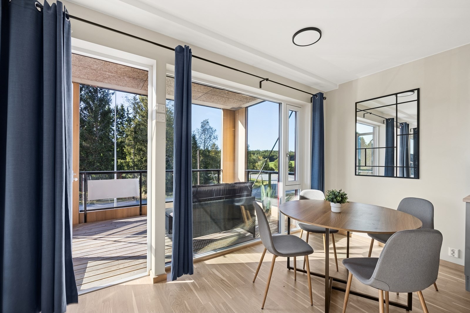 Fra spiseplassen har du direkte utgang til en innbydende, sørvendt balkong Galleribilde