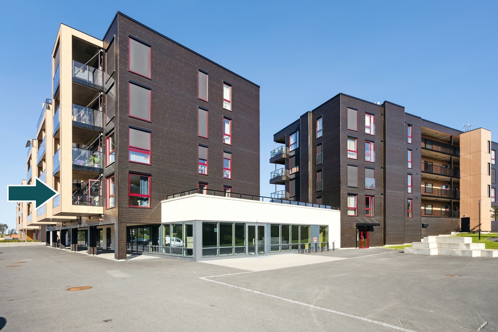 Leiligheten ligger i 1. etasje i boligdelen. Underetasjen er forbeholdt næringsseskjoner. Det er adkomst til leilighetene både fra gateplan og fra bakgården. Galleribilde