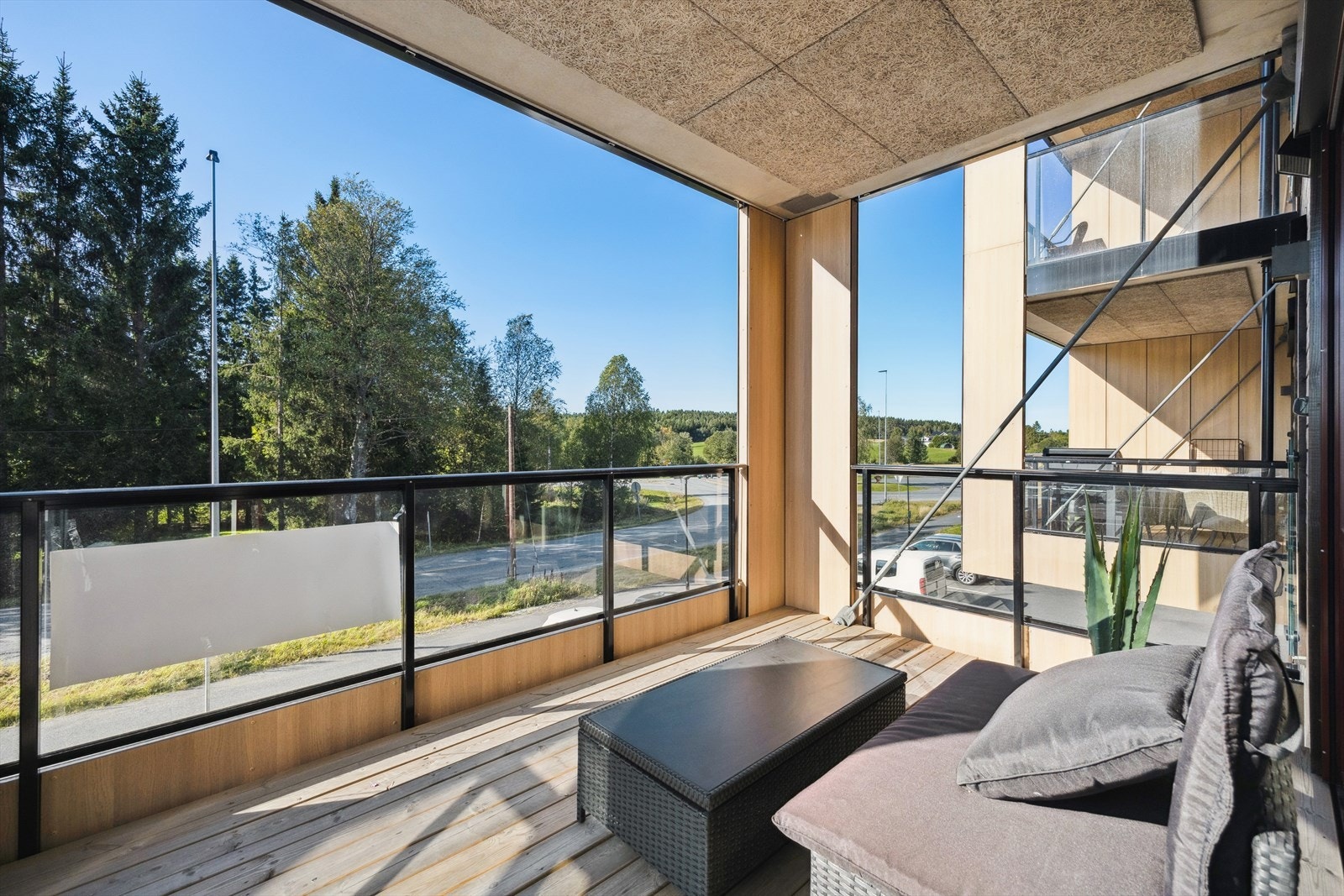 Balkongen har plass til sittegruppe, grill og annet møblement Galleribilde