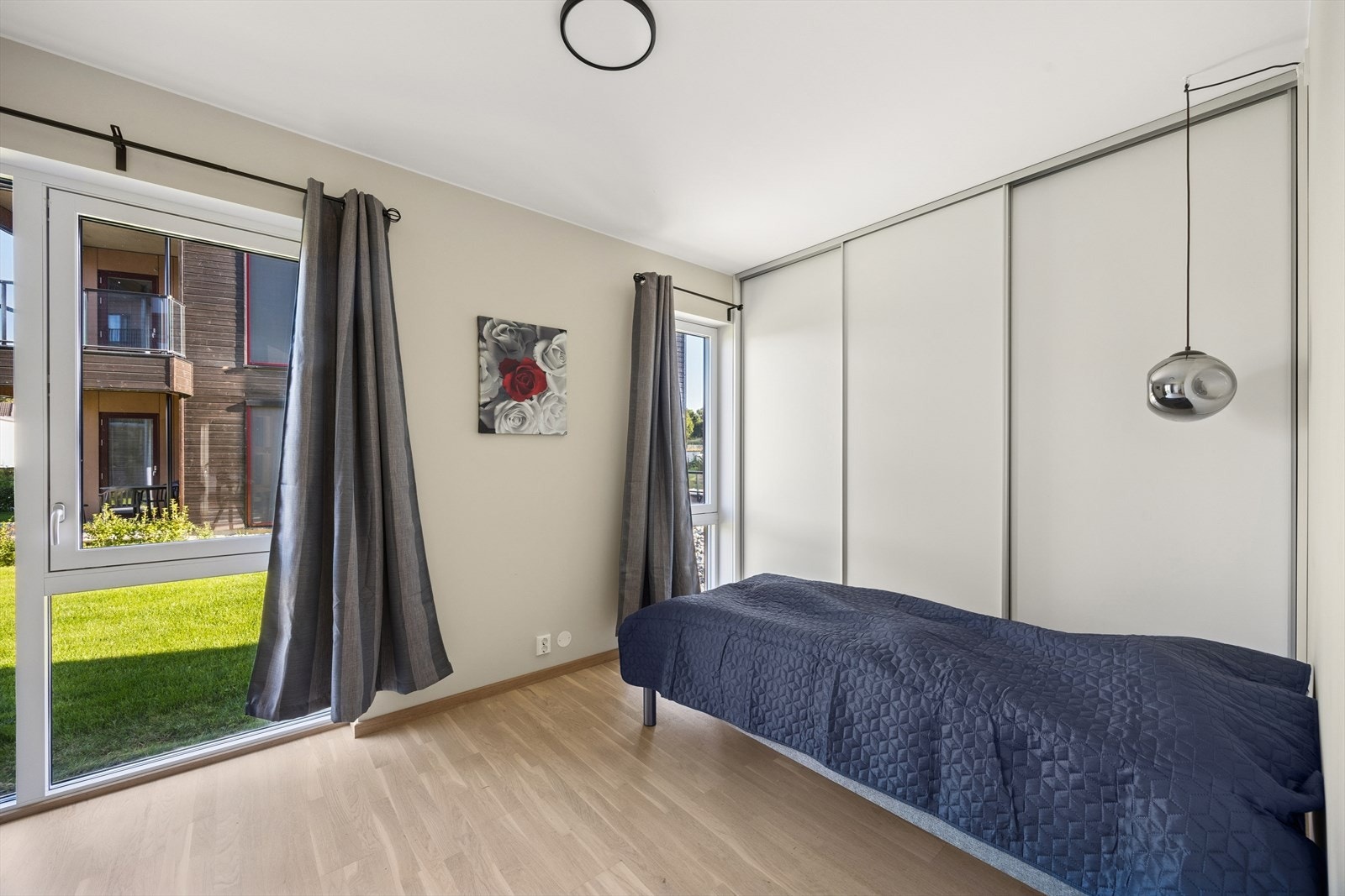 Hovedsoverom med skyvedørsgarderobe Galleribilde