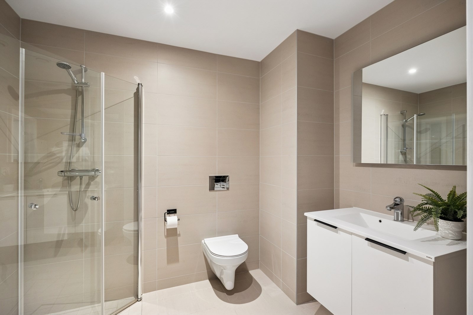 Lyst og innbydende hovedbad med en moderne innredning. Galleribilde