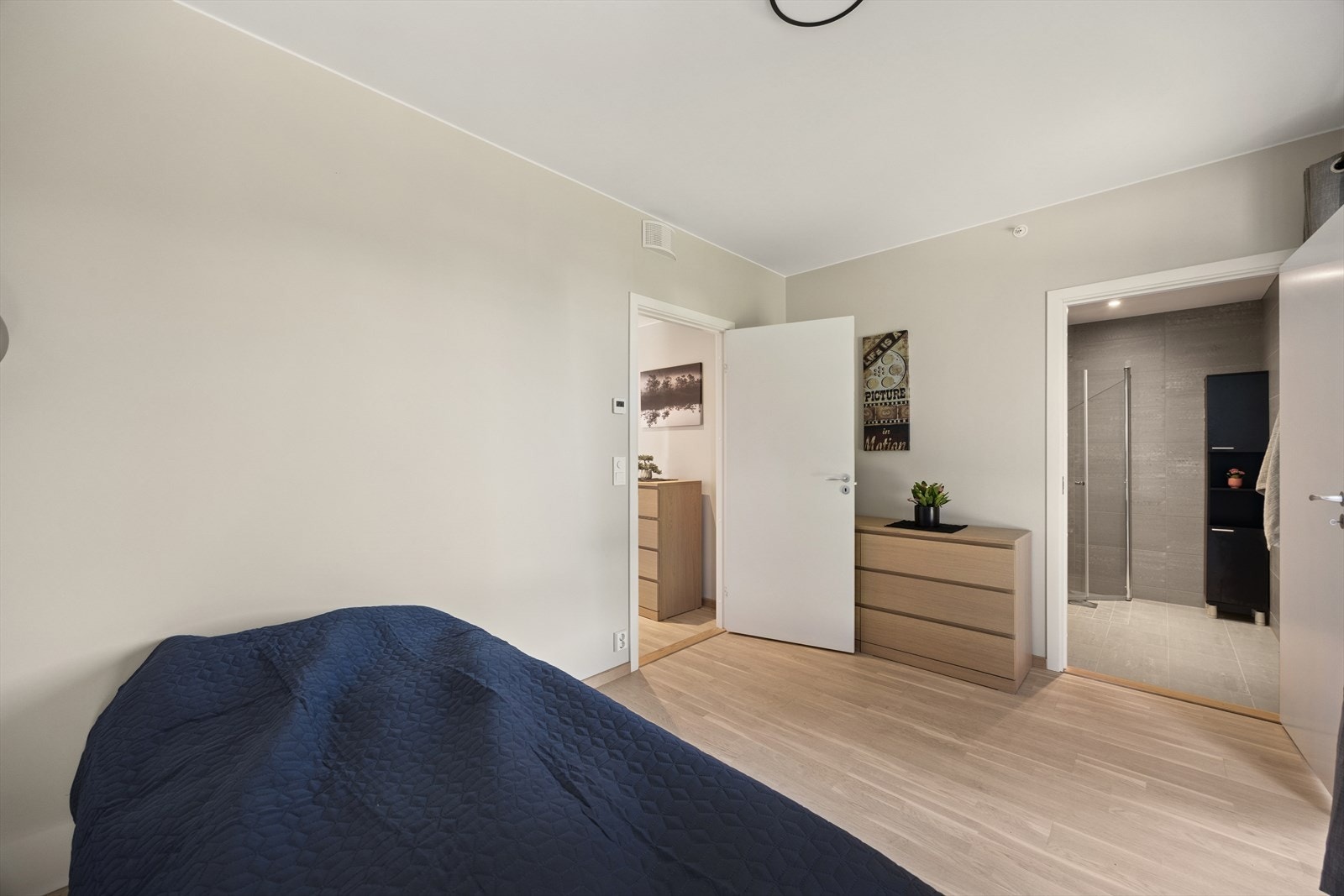 Hovedsoverommet har eget bad Galleribilde