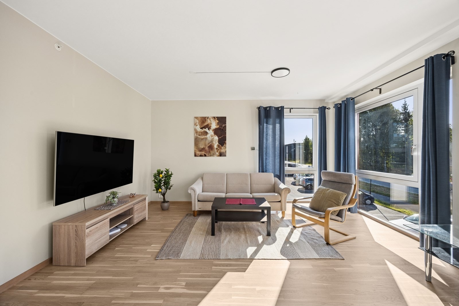 Dette er en flott 4-roms, bygd i 2023. Her får du 2 bad, vaskerom, åpen stue/og kjøkken løsning med utgang til solrik balkong og 3 soverom. Garasje i kjeller med heisadkomst. Mulighet for å sette opp elbil-lader. Galleribilde