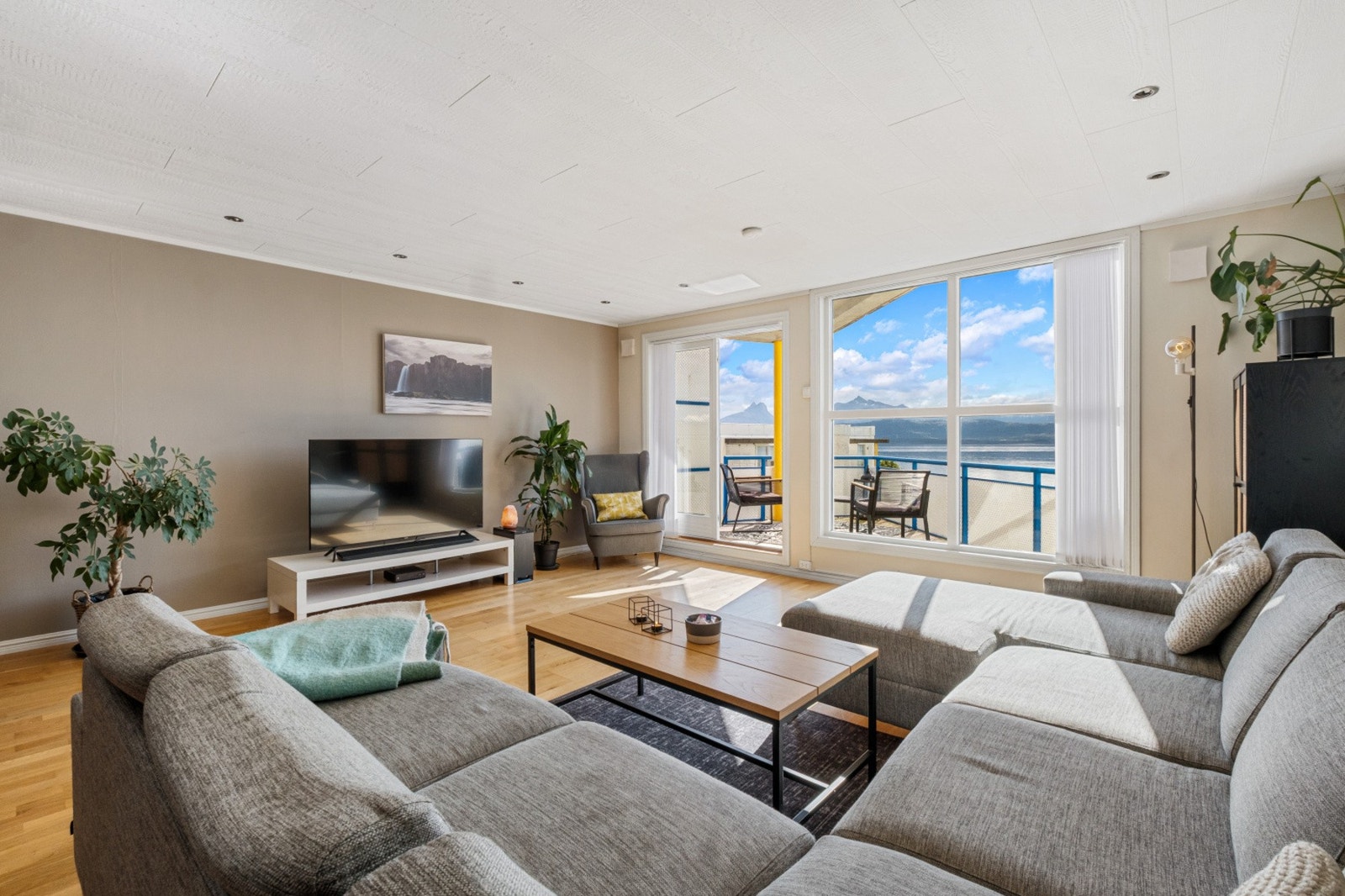 Stuen er perfekt utformet for store sammenkomster. Galleribilde