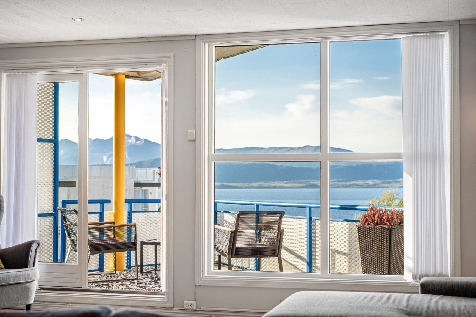 Ute på balkongen ligger alt til rette for hyggelige sommerkvelder. Galleribilde