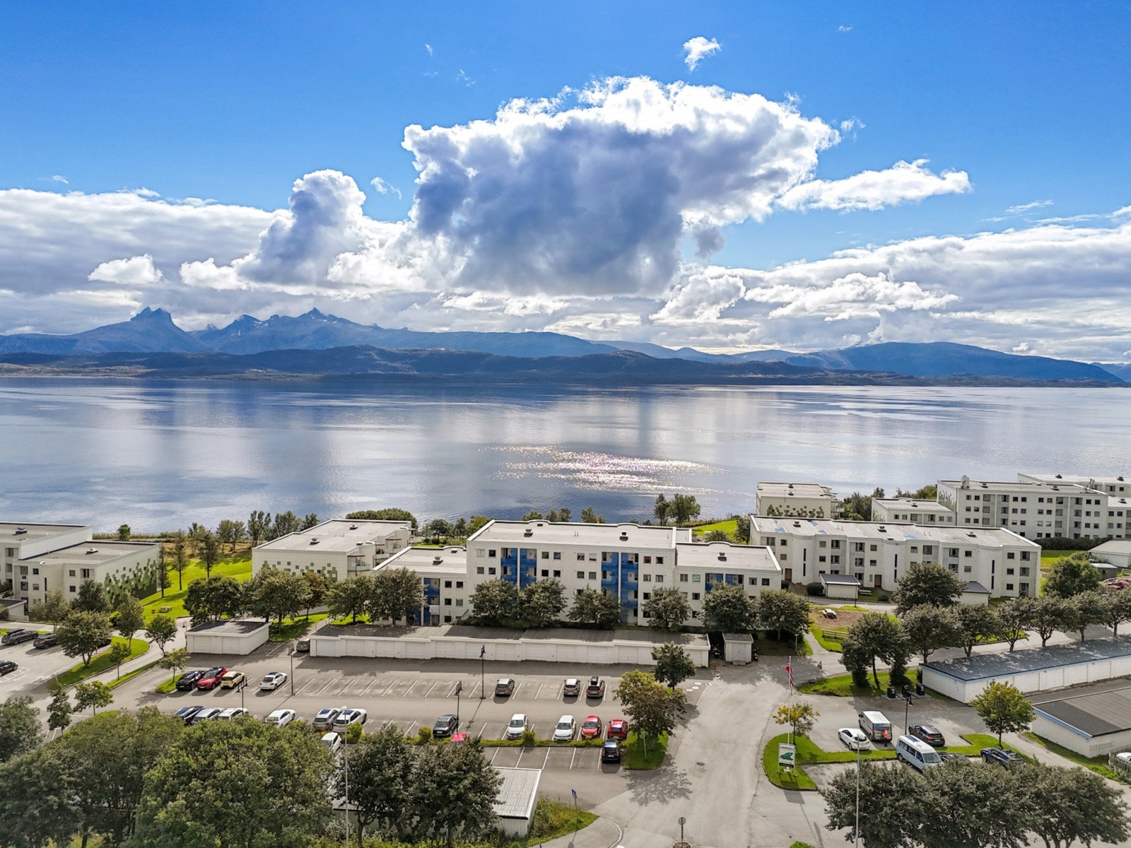 Bodøsjøen borettslag er attraktivt og veldrevet. Dette er et attraktivt boligområde på nedsiden av Bodøsjøveien. Leiligheten ligger i umiddelbar nærhet til store uteområder med plener, lekeplasser, grillplass og fotballbane. I tillegg er det gangavstand t Galleribilde
