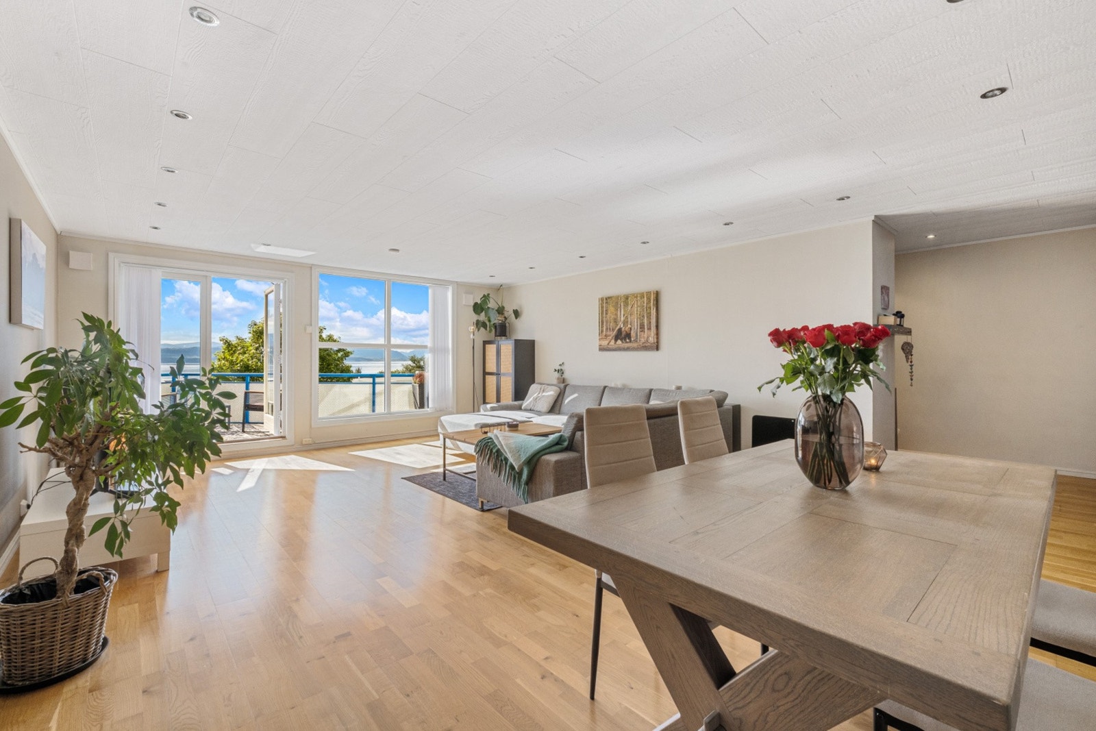 En romslig og lys stue med generøse vindusflater som gir rikelig med naturlig lys. Galleribilde