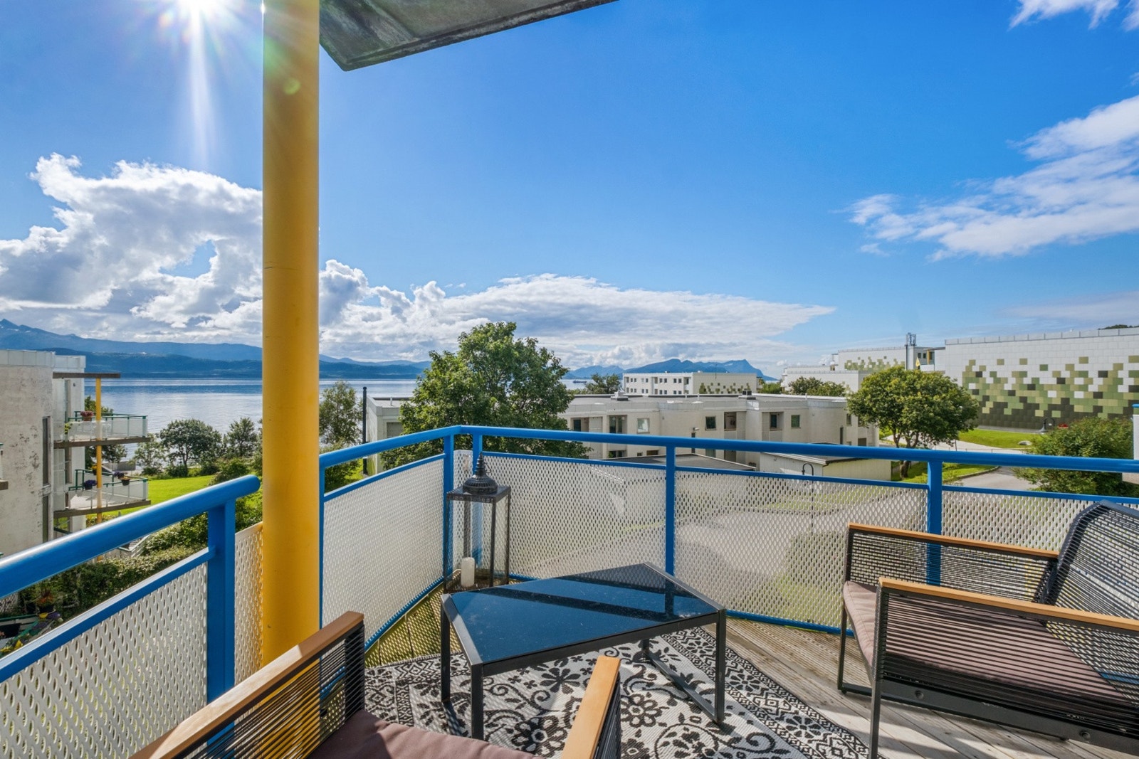 Velkommen til Ankerveien 4 - Innholdsrik og tiltalende 4 roms toppleilighet på enden av bygget.
Her kan du nyte
fantastiske sol- og utsiktsforhold ut mot Børvasstindene og Saltenfjorden fra balkong og fra stuevinduet. Galleribilde