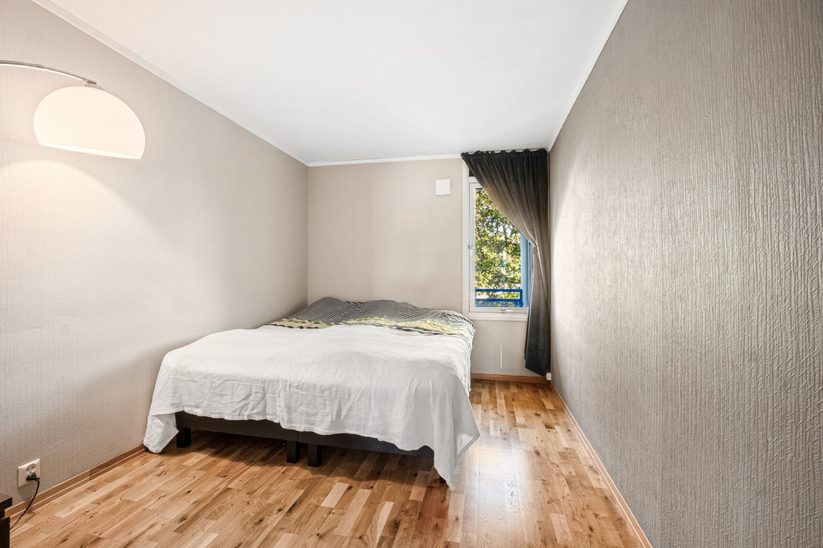 Soverom 1 - Stort soverom med plass for større seng og garderobeløsning. Utgang til balkong. Galleribilde