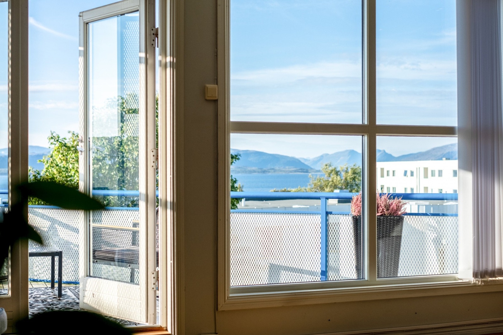 Felleskostnadene inkluderer bla. forsikring av bygningsmassen, strøm i fellesarealer, renter og avdrag på lån, kommunale avgifter, snøbrøyting, kabel-TV/og internett, Galleribilde