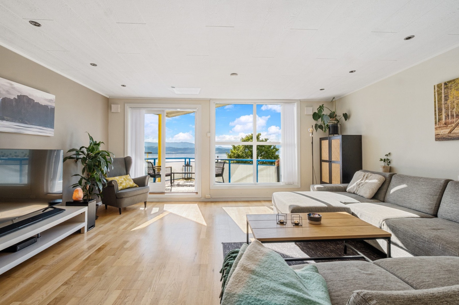 Fra stuedelen er det utgang til en overbygget balkong med fliser på gulv. Galleribilde