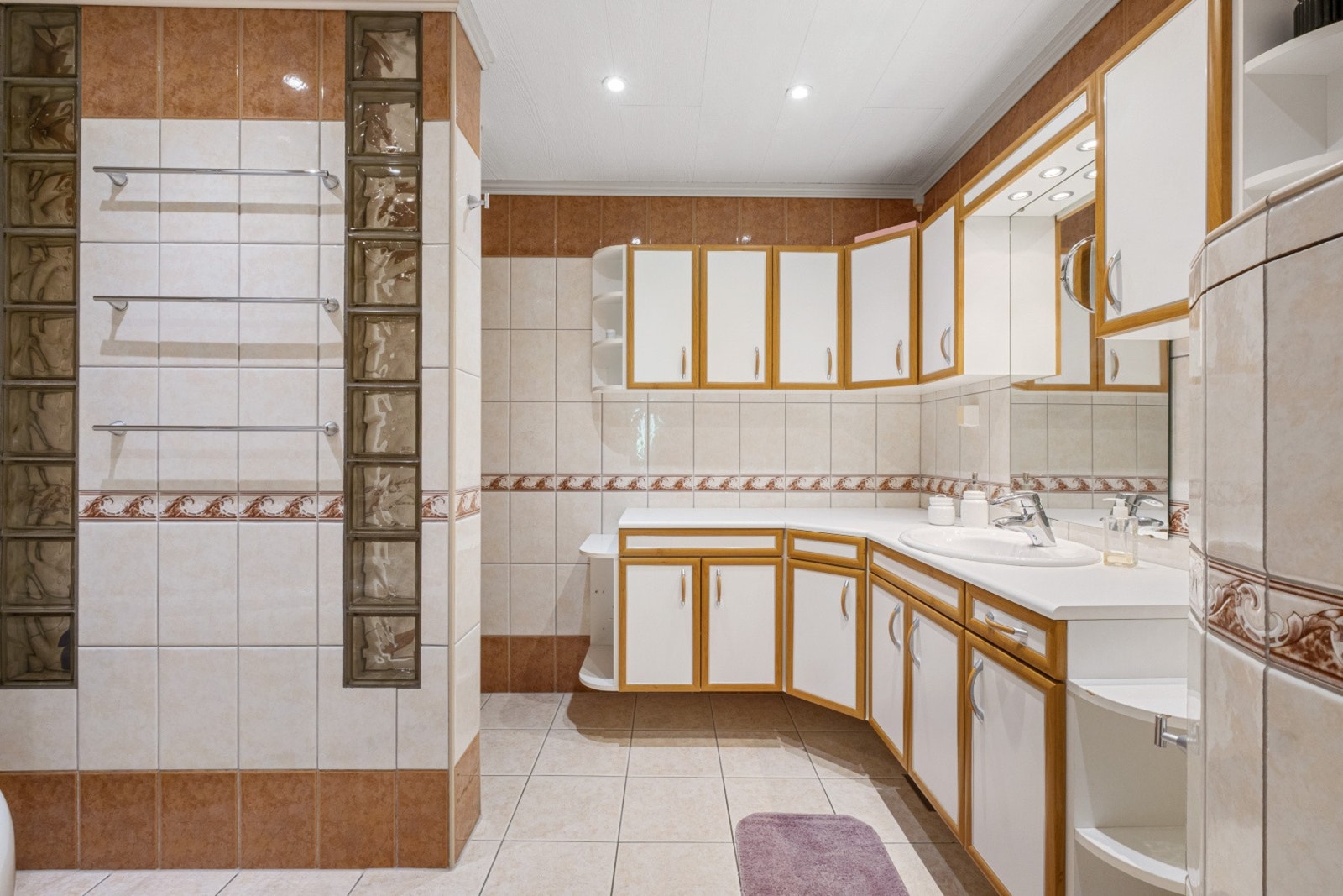 Flott flislagt bad med varme i gulv. Galleribilde