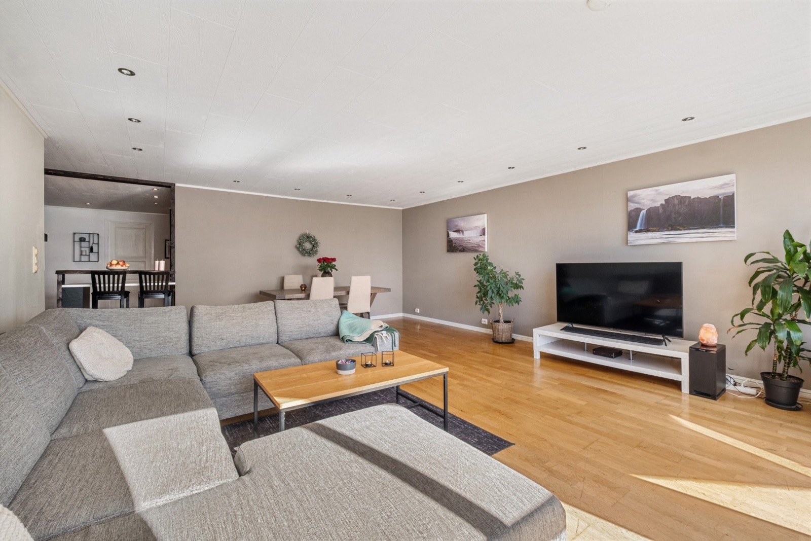 I en stor stue er det viktig med innvendig belysning, og her får du god og effektiv belysning fra spotter i tak. Galleribilde