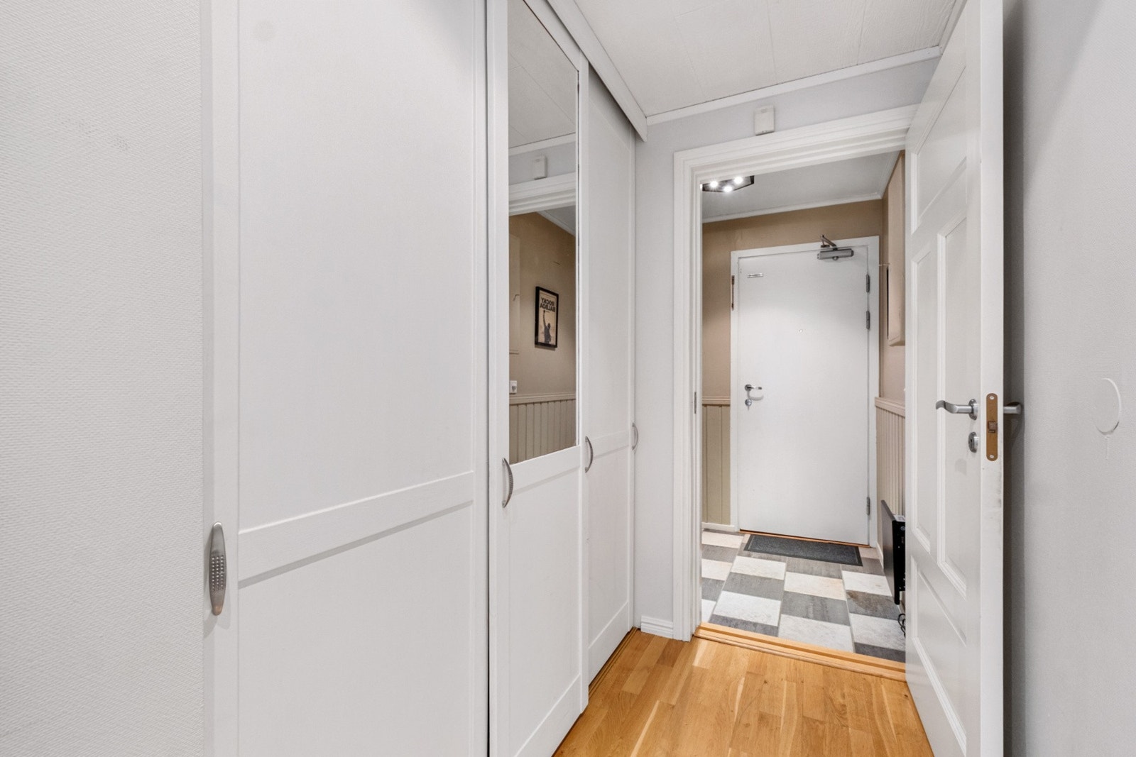 Før du kommer inn på kjøkkenet er det en gang, med innebygget skap. Her er det masse plass til å oppbevare det du måtte ønske. Galleribilde