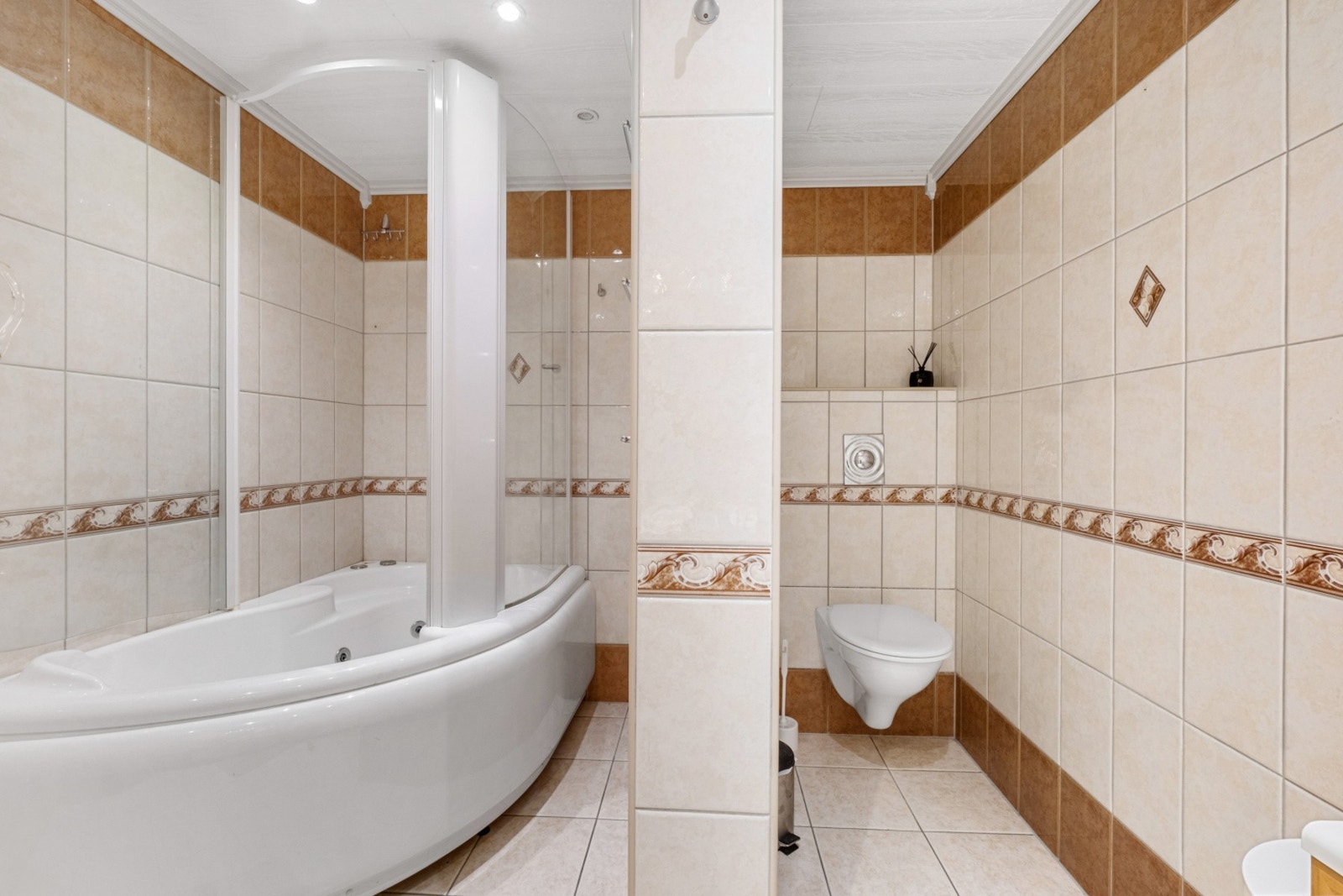 Her er det også et romslig badekar med etablert dusjarmatur og vegghengt toalett. Galleribilde