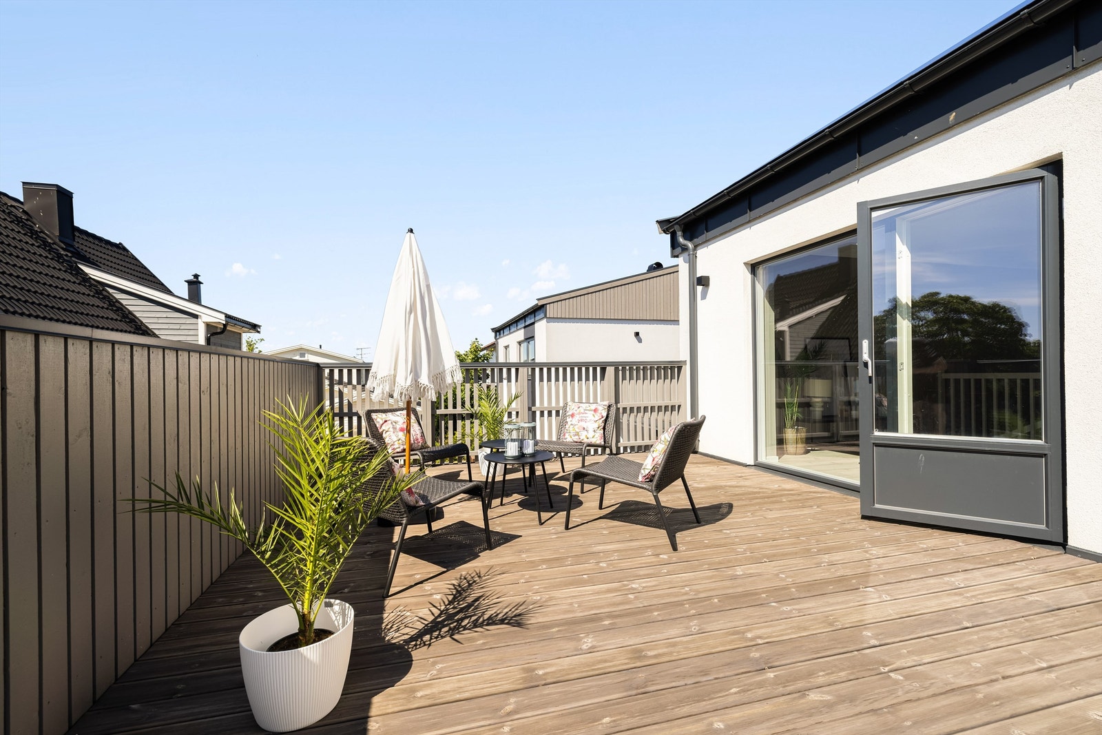 På terrassen er det gode solforhold gjennom dagen. Galleribilde