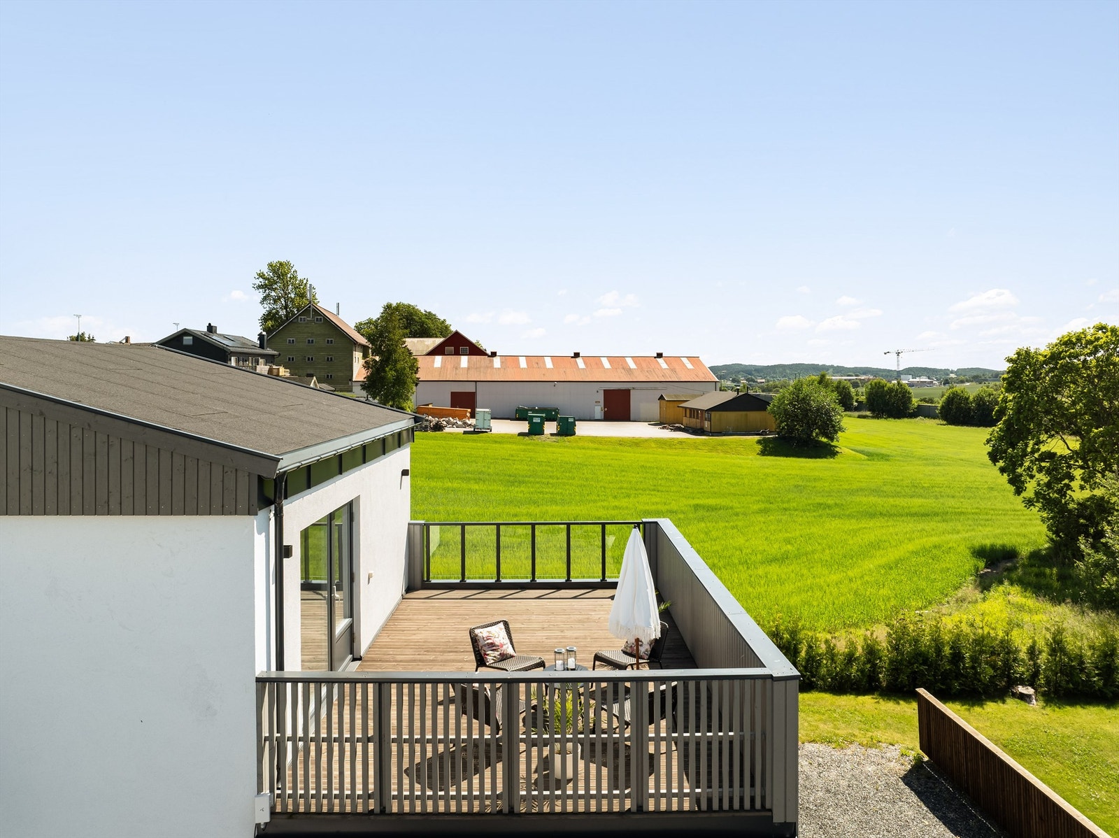 Fra terrassen kan man nyte en fin utsikt. Galleribilde