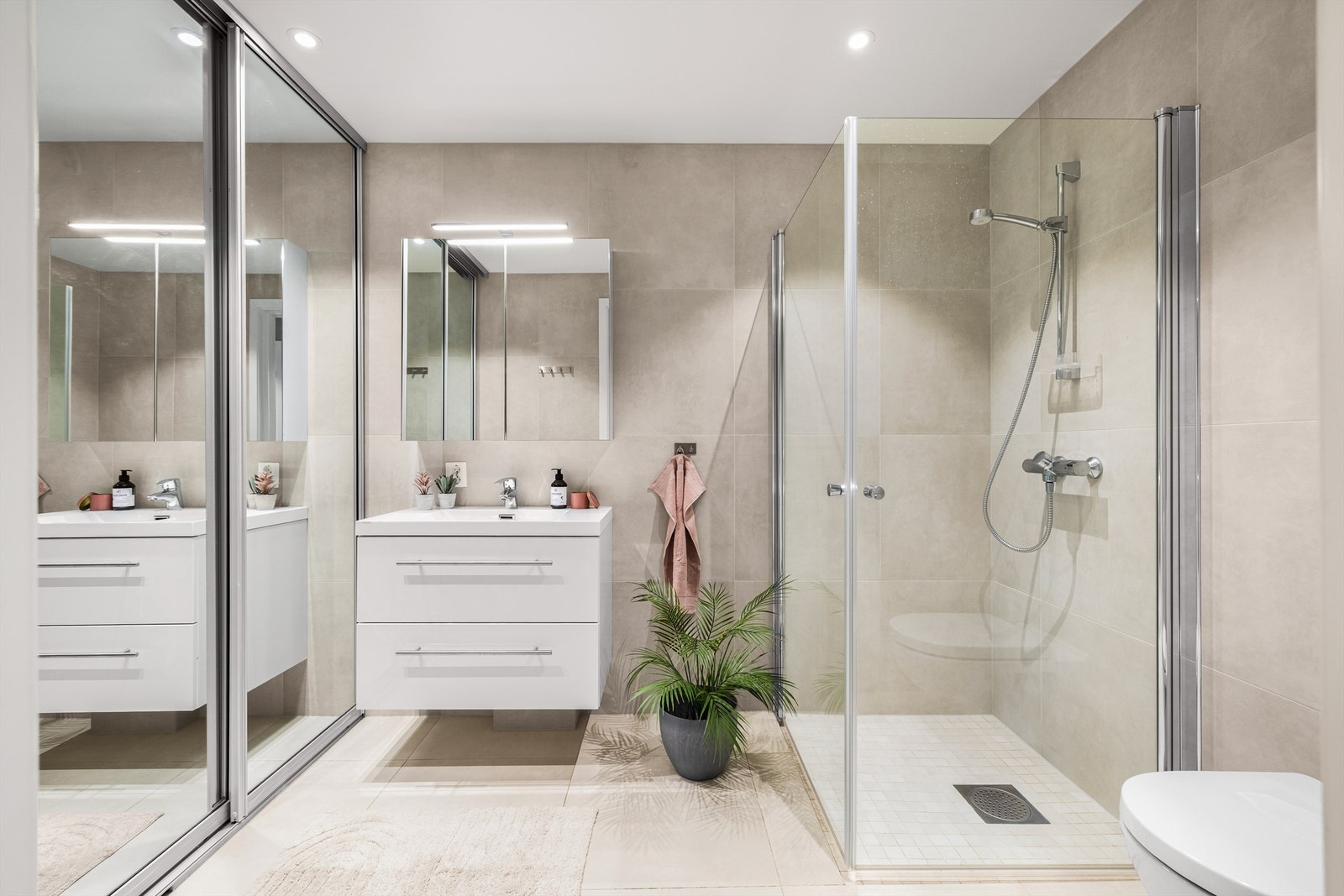 Delikat bad med store gulv- og veggfliser. Galleribilde