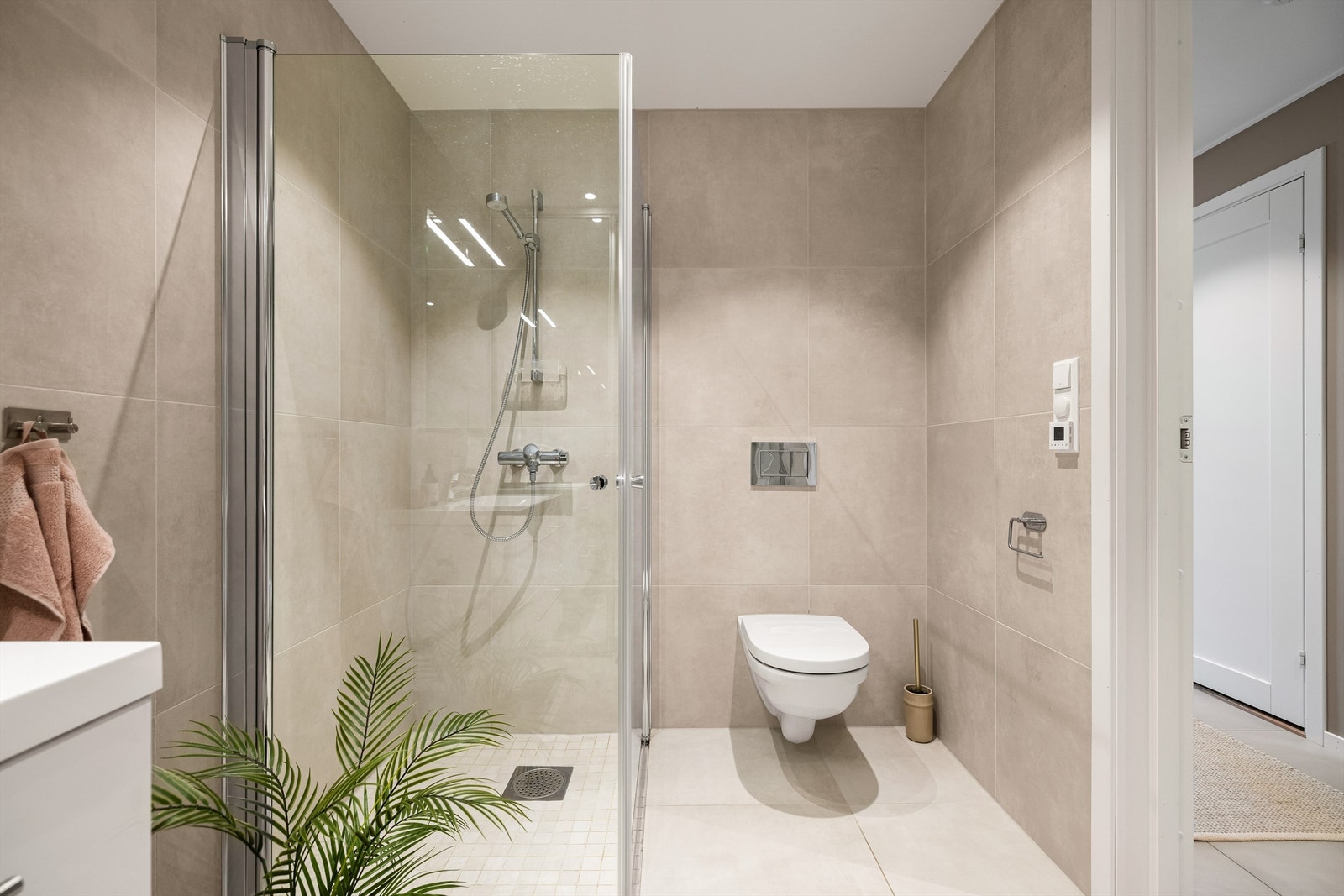 Dusjnisje med innfellbare glassvegger. Galleribilde