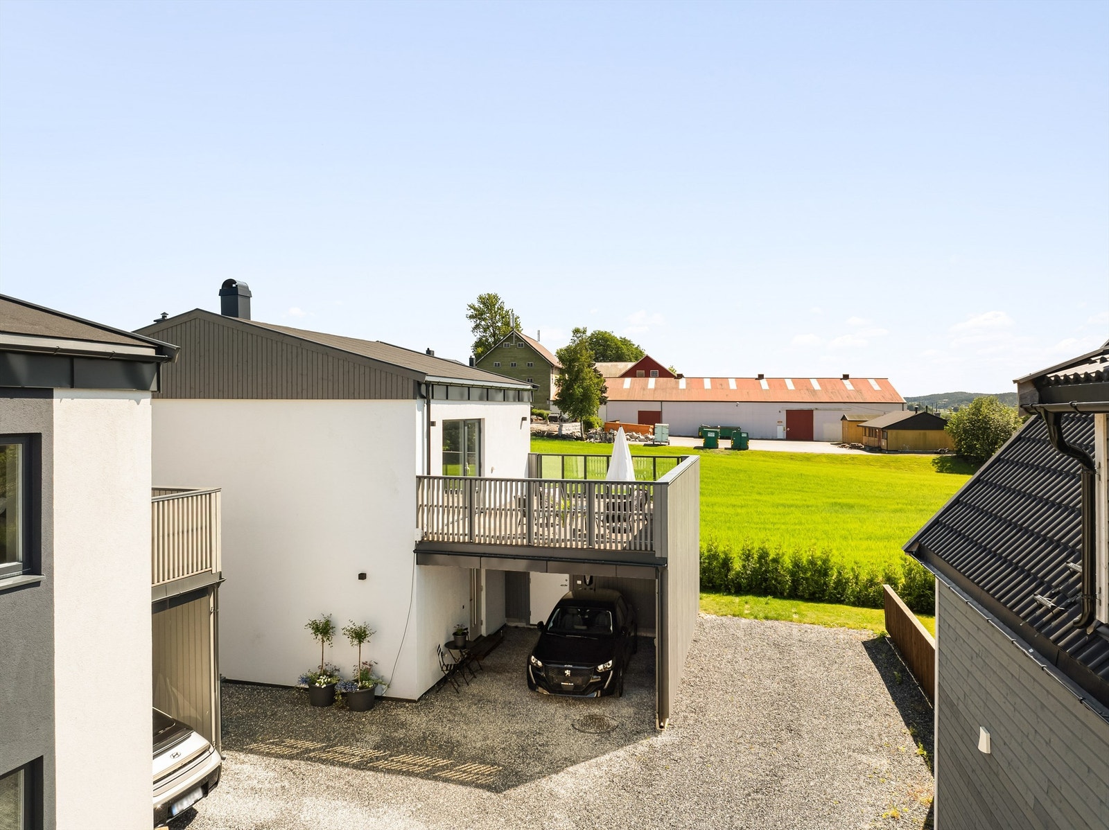 Gruslagt gårdsplass med god plass til ekstra bil. Galleribilde