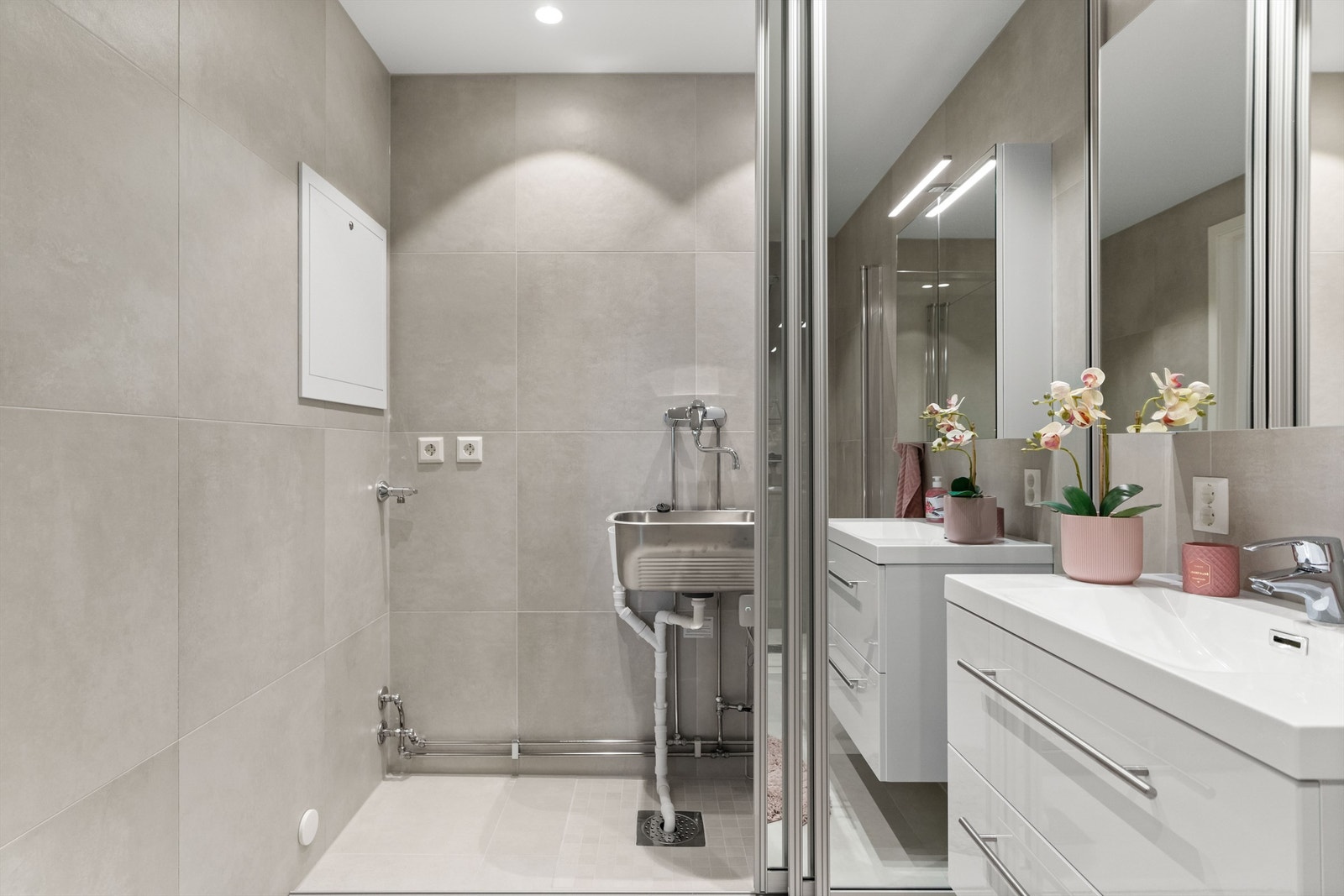 Speildørene skjuler opplegg for vaskemaskin og tekniske installasjoner. Galleribilde