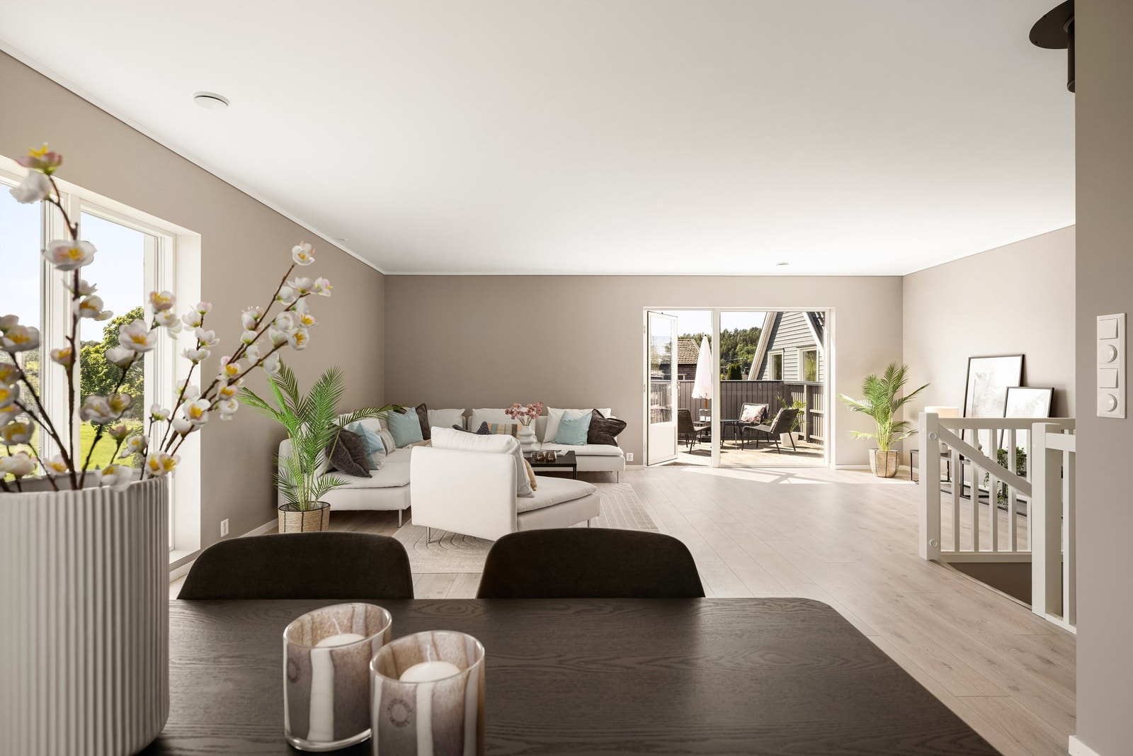 Åpen stue- og kjøkkenløsning på hele 54 kvm. Galleribilde