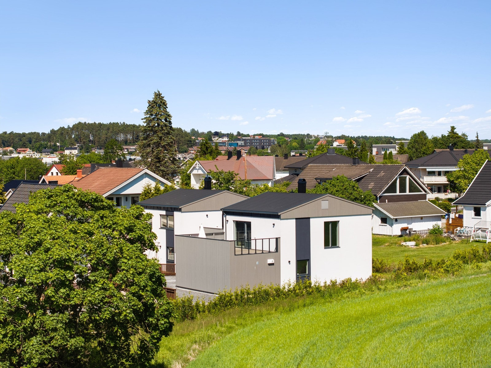 Brevikveien 15 presenteres av Raymond Bøhn i Krogsveen. Galleribilde