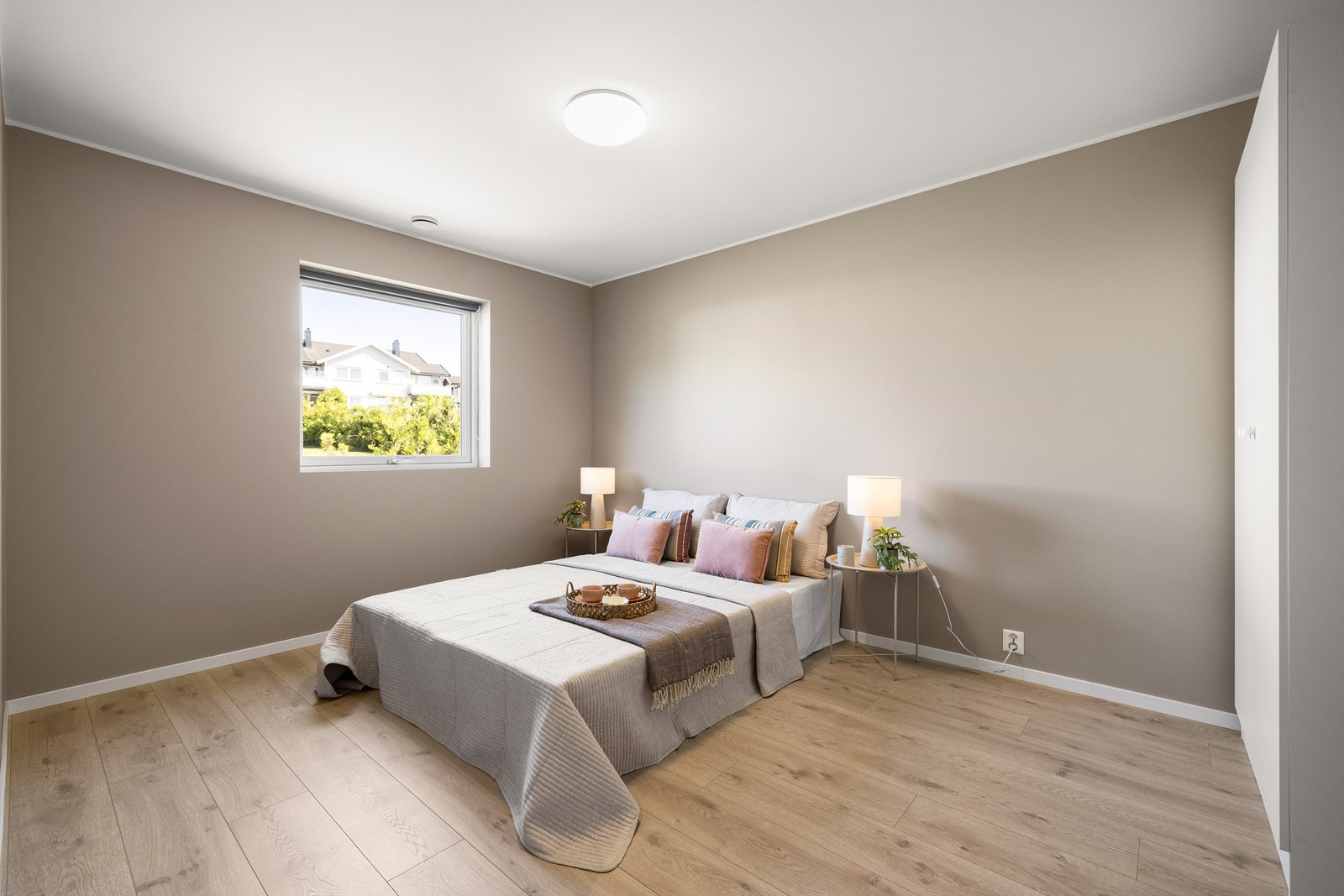 Lyst og tiltalende hovedsoverom. Galleribilde