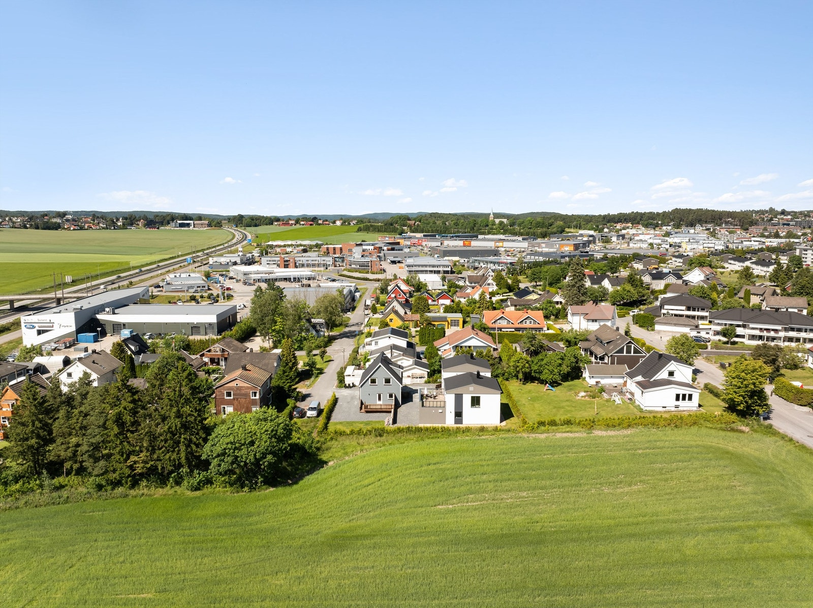 Boligen har en fin og sentral beliggenhet med gangavstand til Tunejordet. Galleribilde