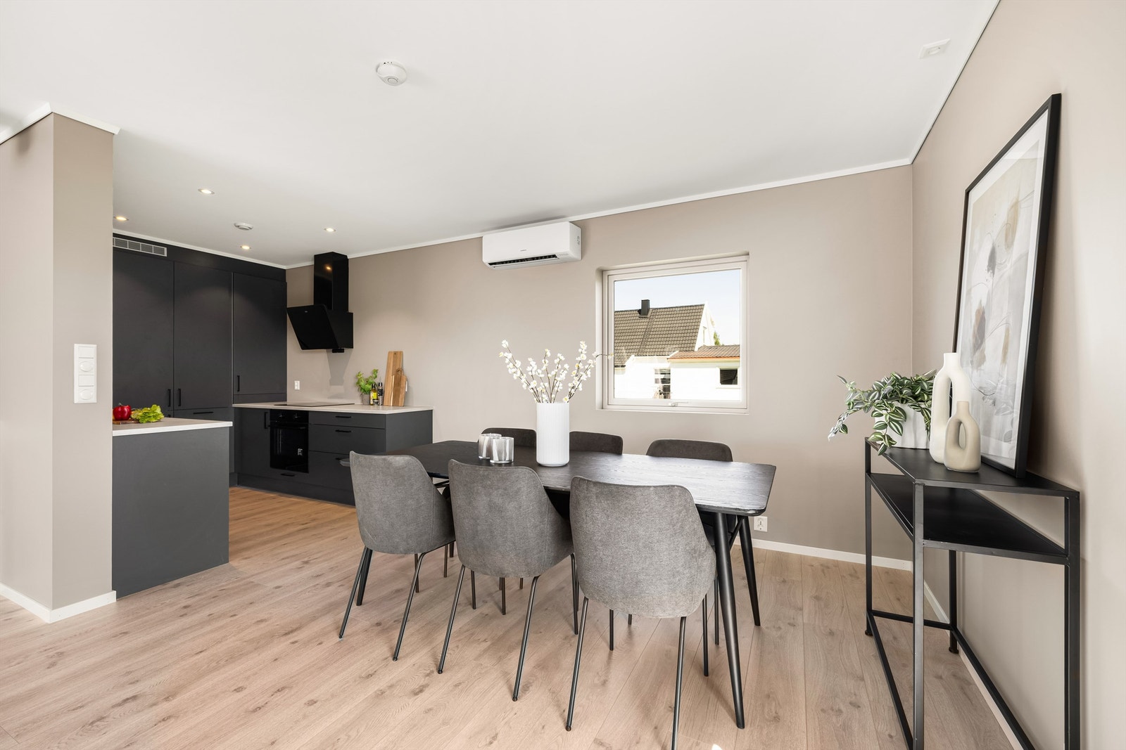 Ved kjøkkenet er det god plass til spisestue. Mulighet for å installere ildsted i stuen. Galleribilde