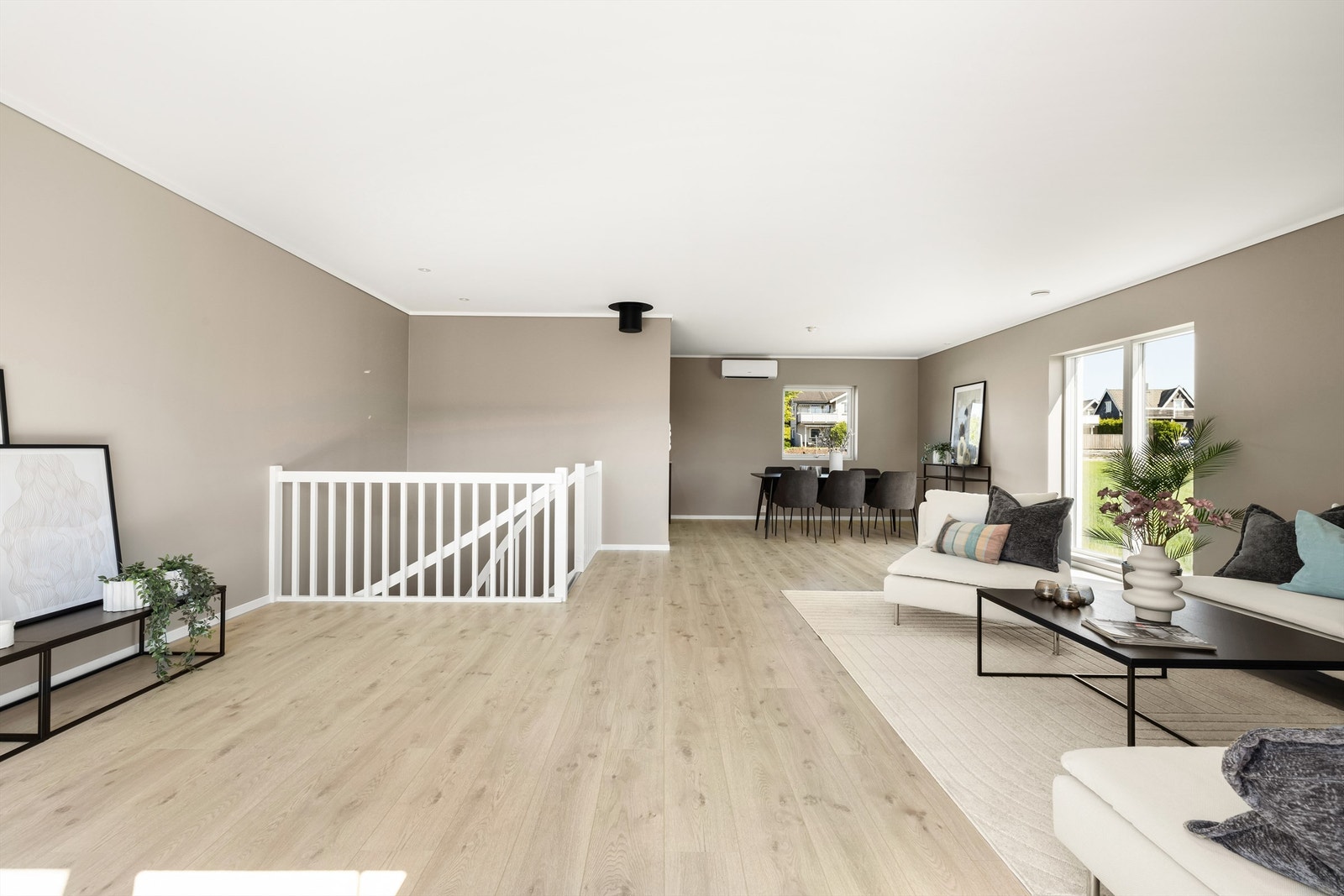 Rommet er malt i dus farge og har et fint enstavs laminatgulv. Galleribilde