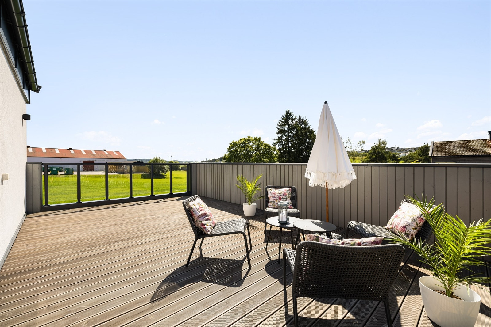 Størrelsen på terrassen gir flere muligheter for møblering. Galleribilde