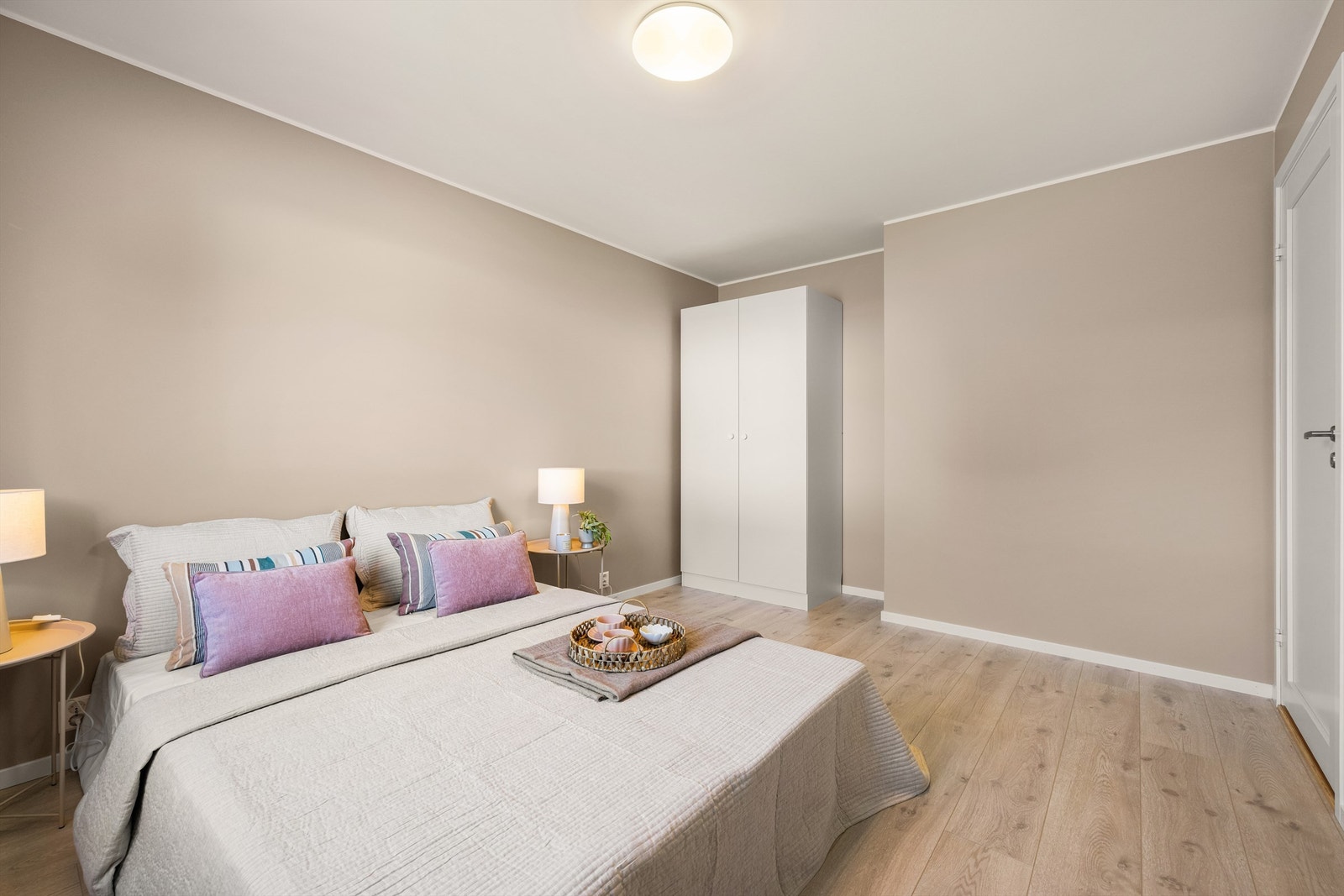 Nisje med plass til skyvedørsgarderobe. Galleribilde