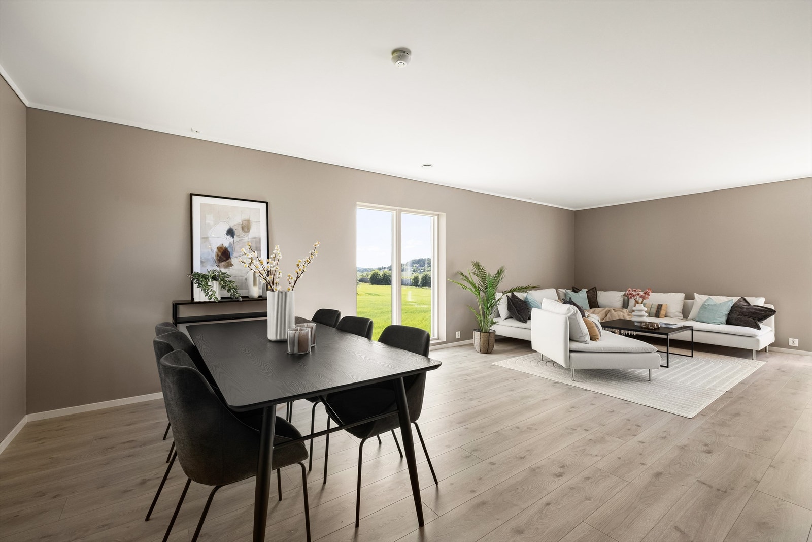 God plass til spisestue utenfor kjøkkenet. Galleribilde