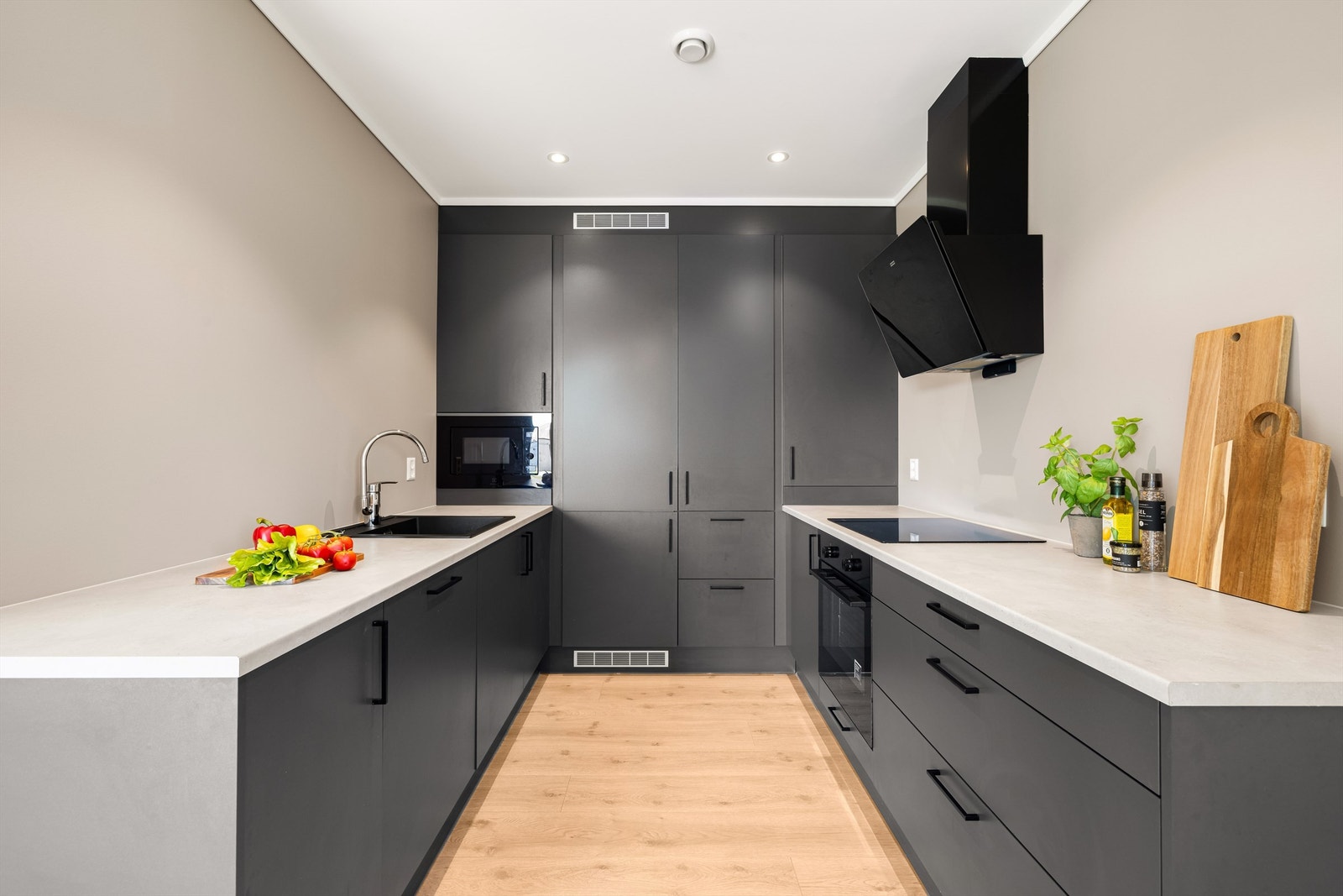 Innredning med tidsriktige mørke slette fronter. Galleribilde