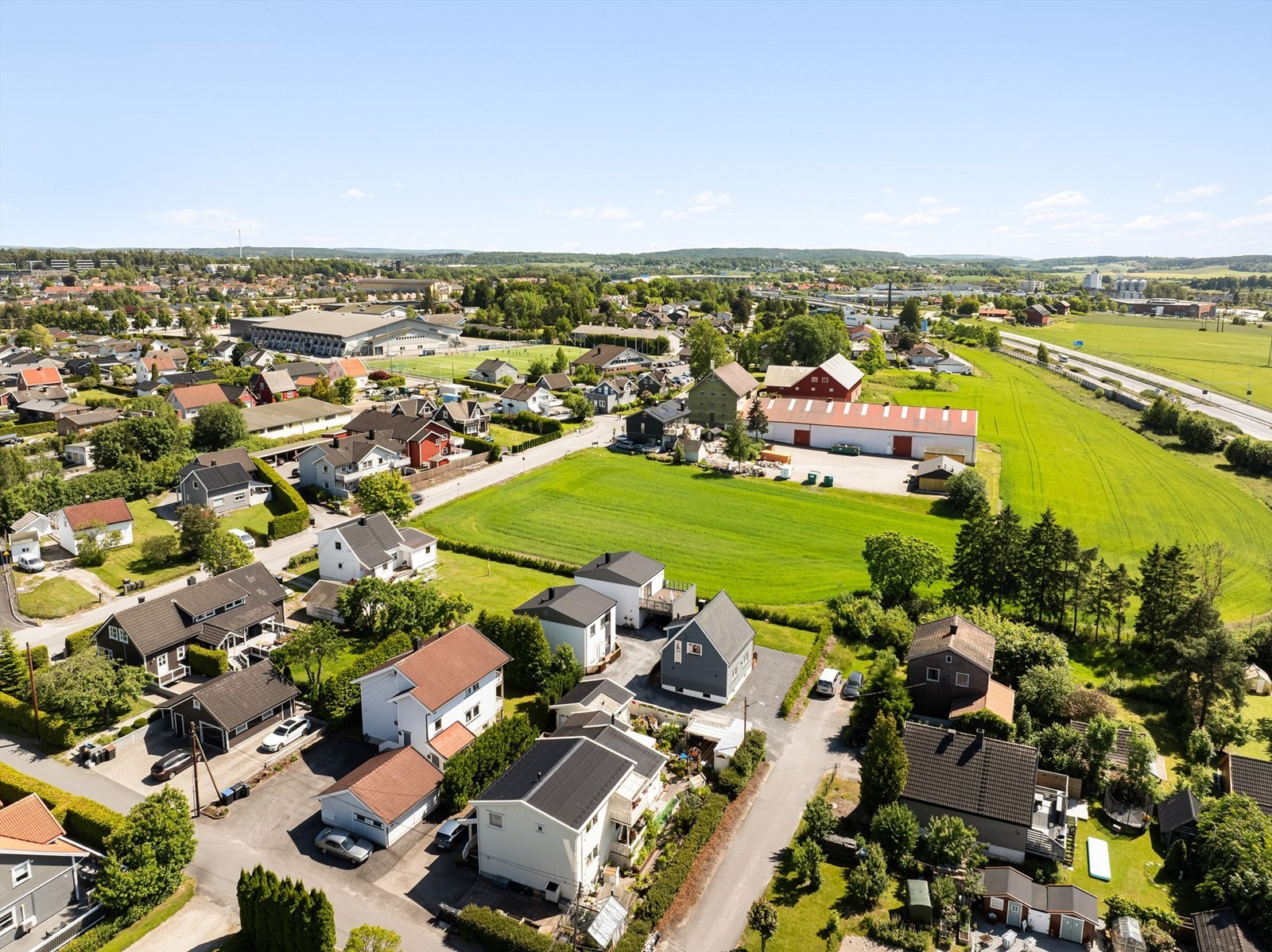 Boligene ligger i kort avstand til Spartabanen og Sparta Amfi. Galleribilde