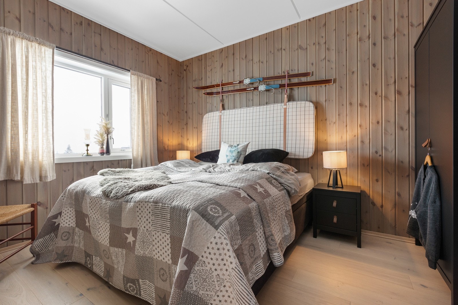 Romslig soverom innredet med dobbeltseng, garderobe og kommode Galleribilde