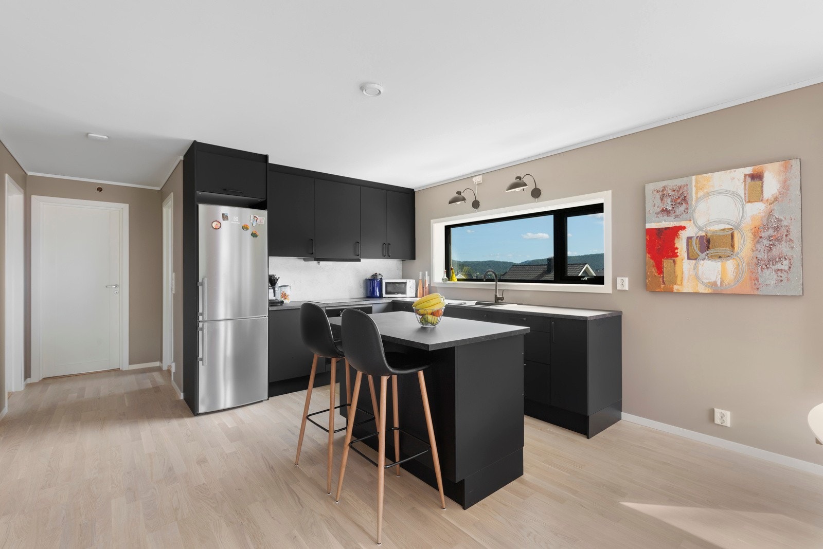 Moderne kjøkken med romslig kjøkkenøy Galleribilde