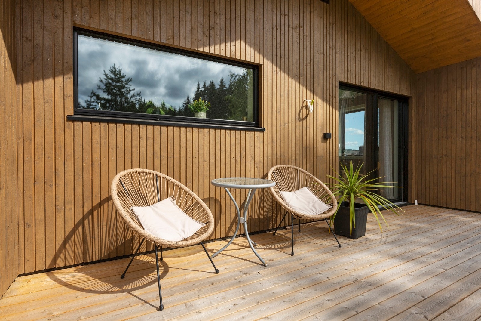 Solrikt & luftig med moderne panel vegger! Galleribilde