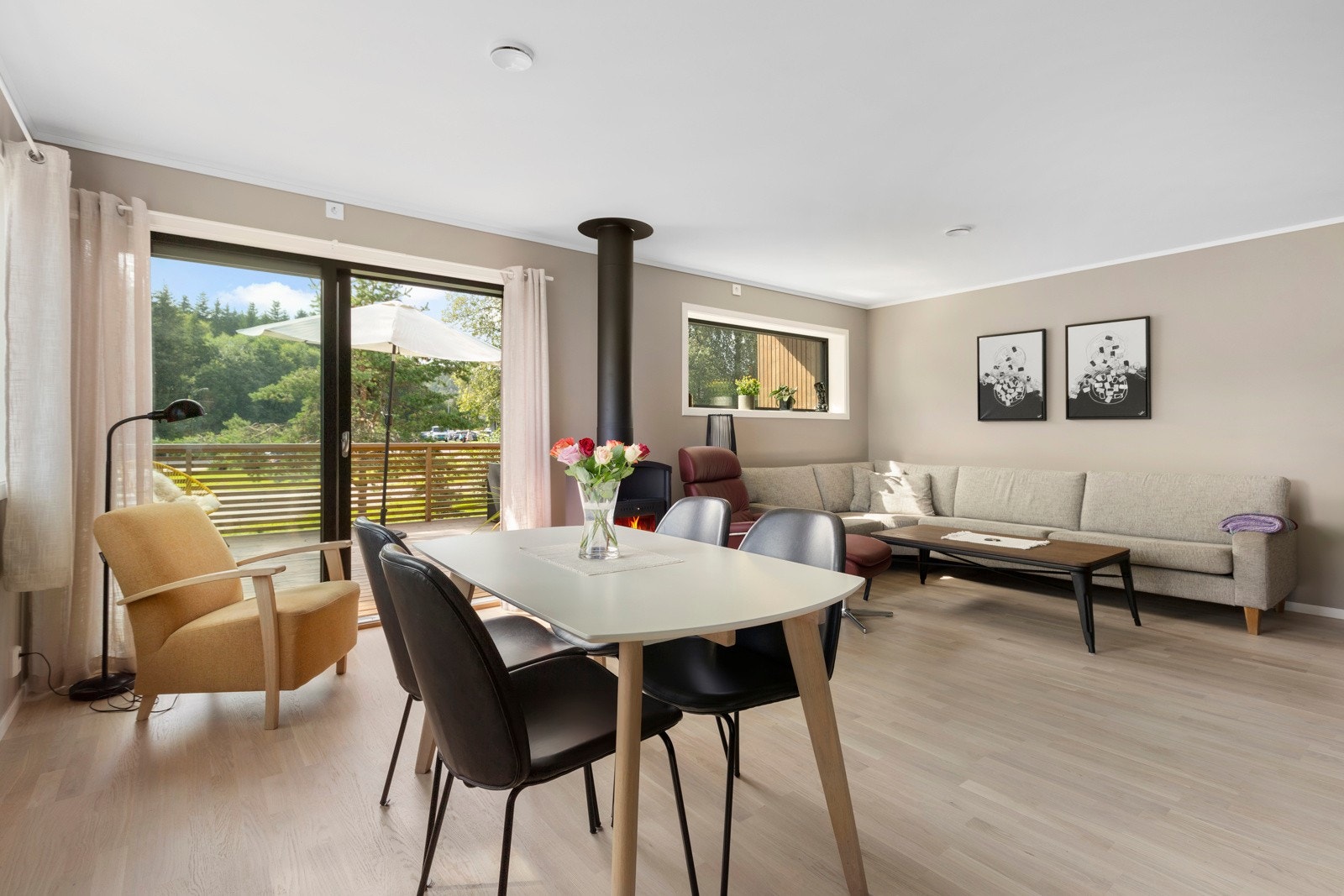 Gode vindusflater gir godt med lys inn i rommet! Galleribilde