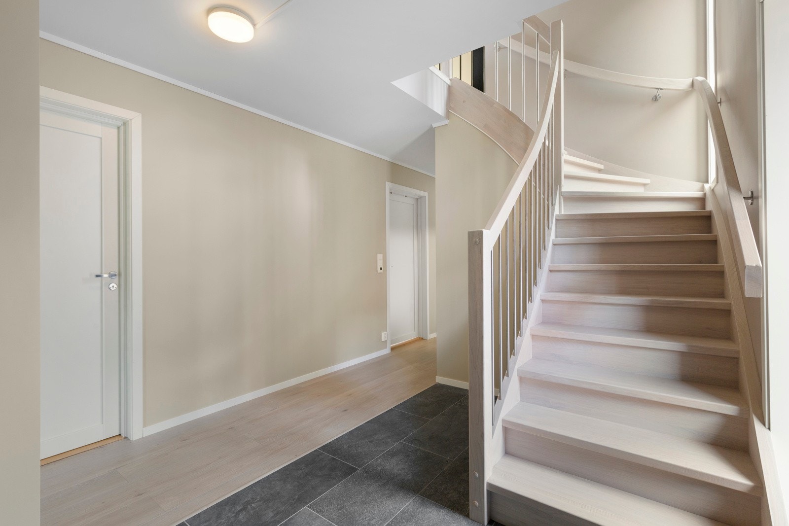 Hyggelig inngangsparti med trapp opp til hovedetasjen! Galleribilde