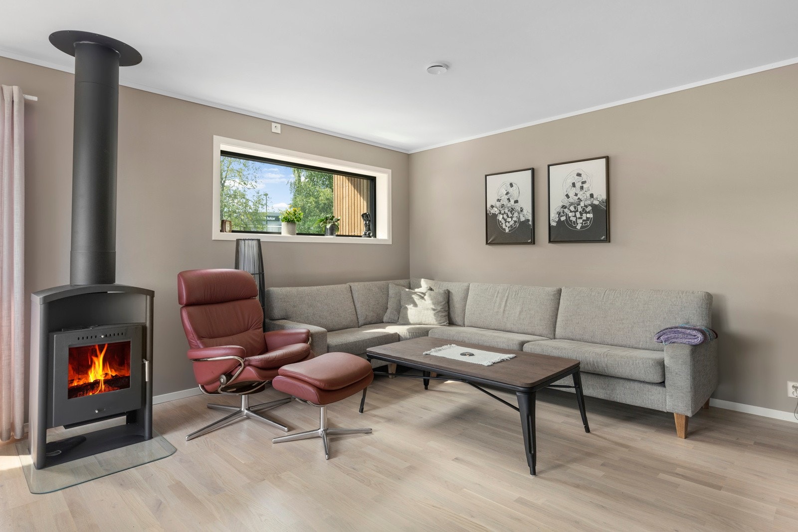 Naturlige, stemningsfulle og varme farger i stuedel. Galleribilde