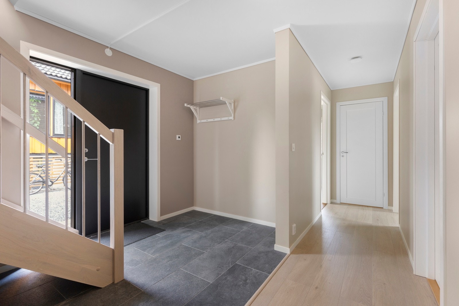 Lyst og trivelig med skiferfliser på gulv ved inngangsparti! Galleribilde