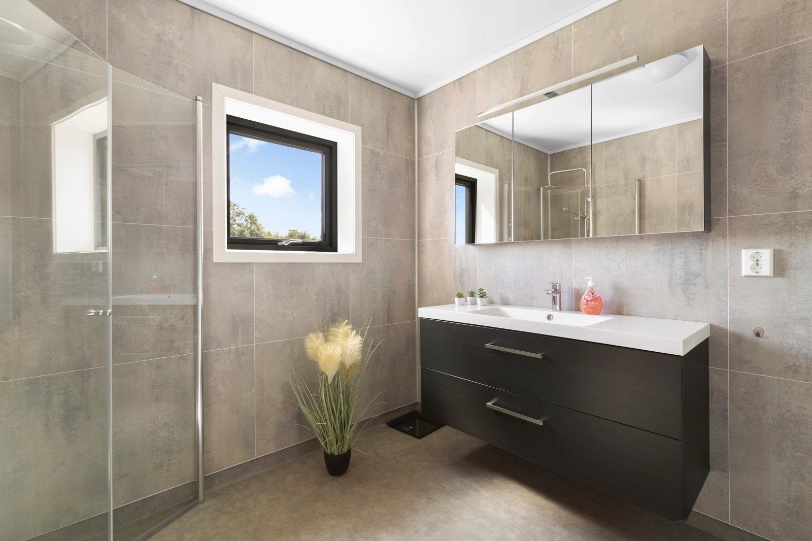 Pent og moderne baderom med dusjvegger. Galleribilde